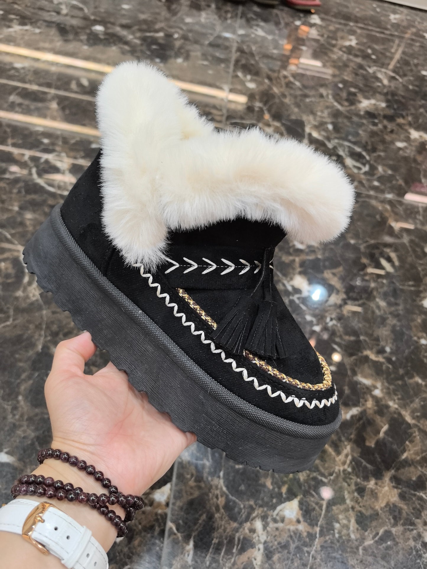 ❄️Bottines Maika – Noires fourrées avec pompons