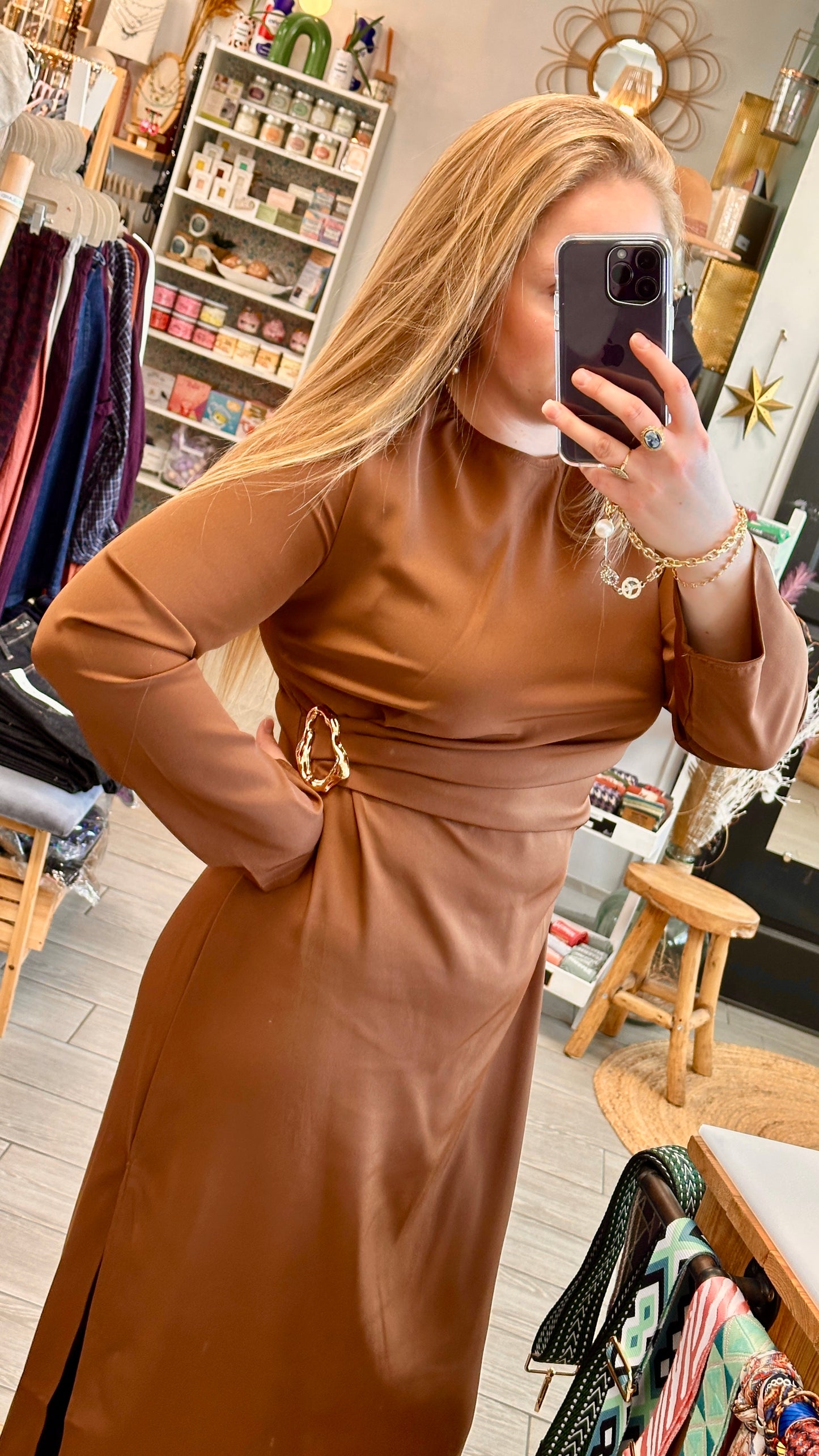 Robe longue grande taille couleur chocolat, matière fluide, détail bijou à la taille pour une silhouette mise en valeur - Abana 64220