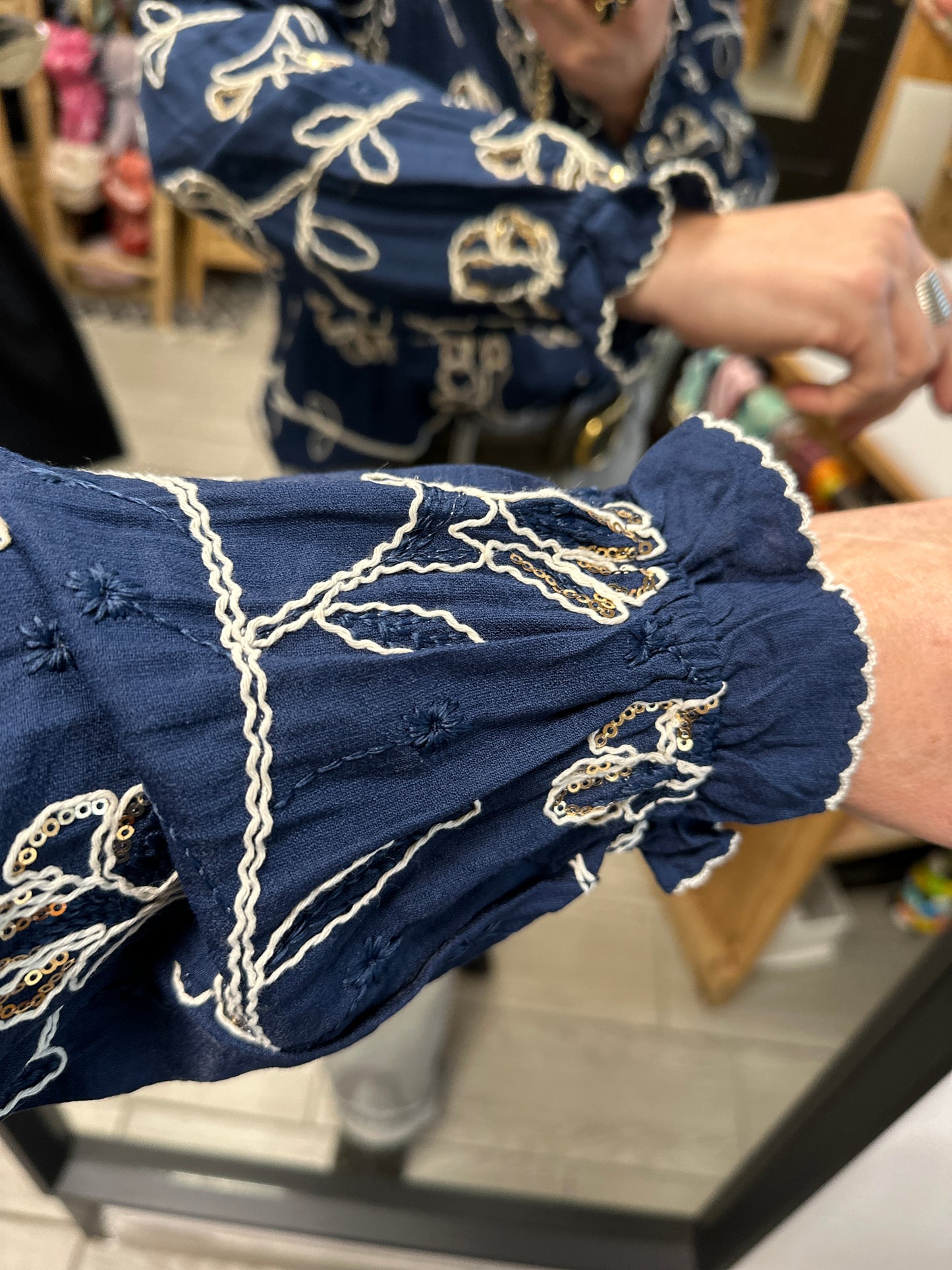 💙 Chemise Lisa – Bleu marine & broderies crème