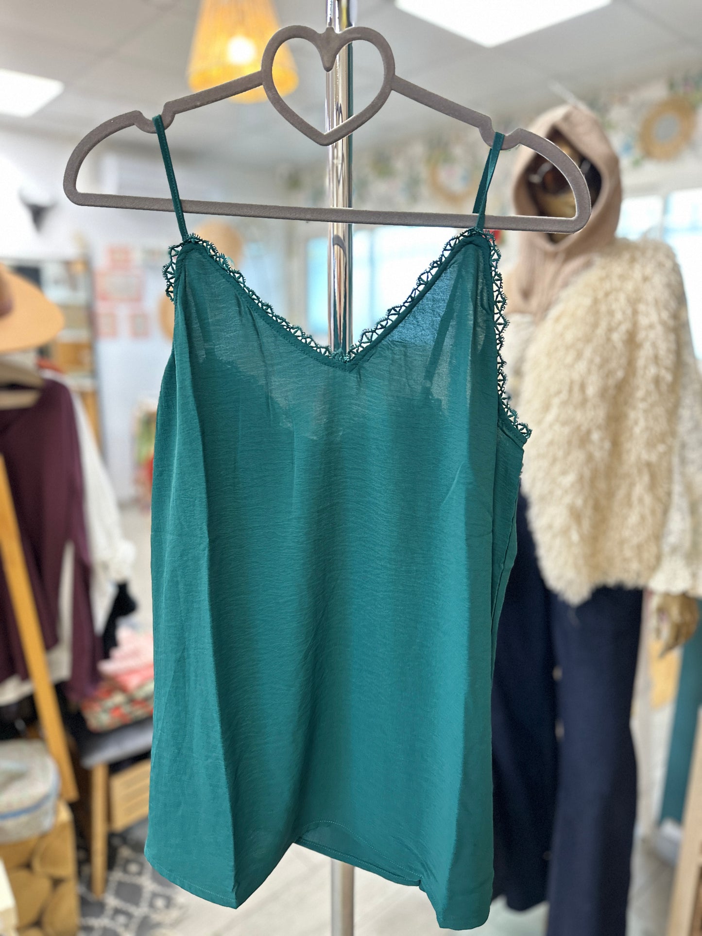 ✨ Débardeur Ella – Bretelles fines, dentelle chic