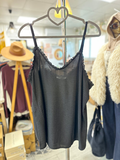 ✨ Débardeur Ella – Bretelles fines, dentelle chic