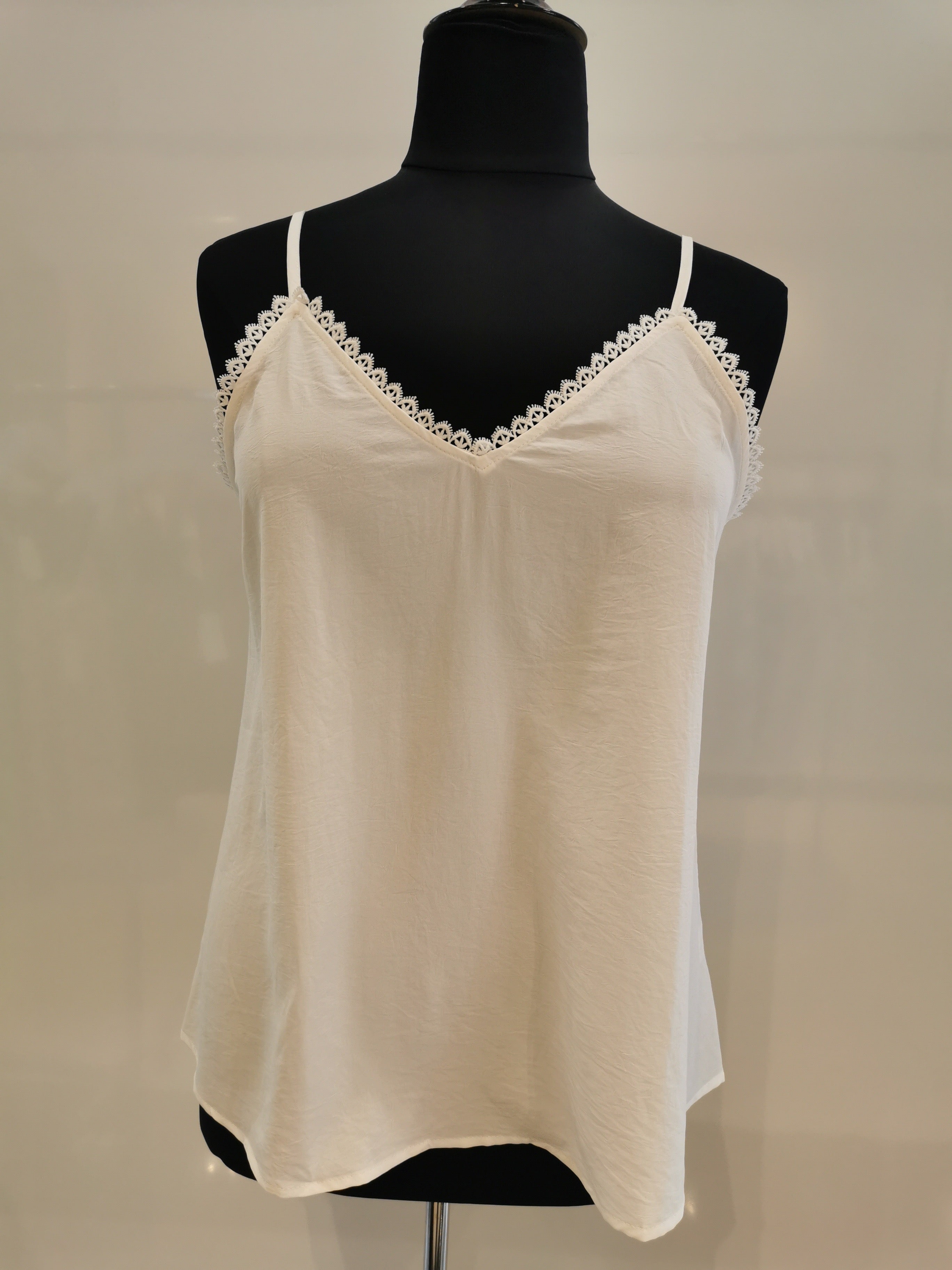 ✨ Débardeur Ella – Bretelles fines, dentelle chic