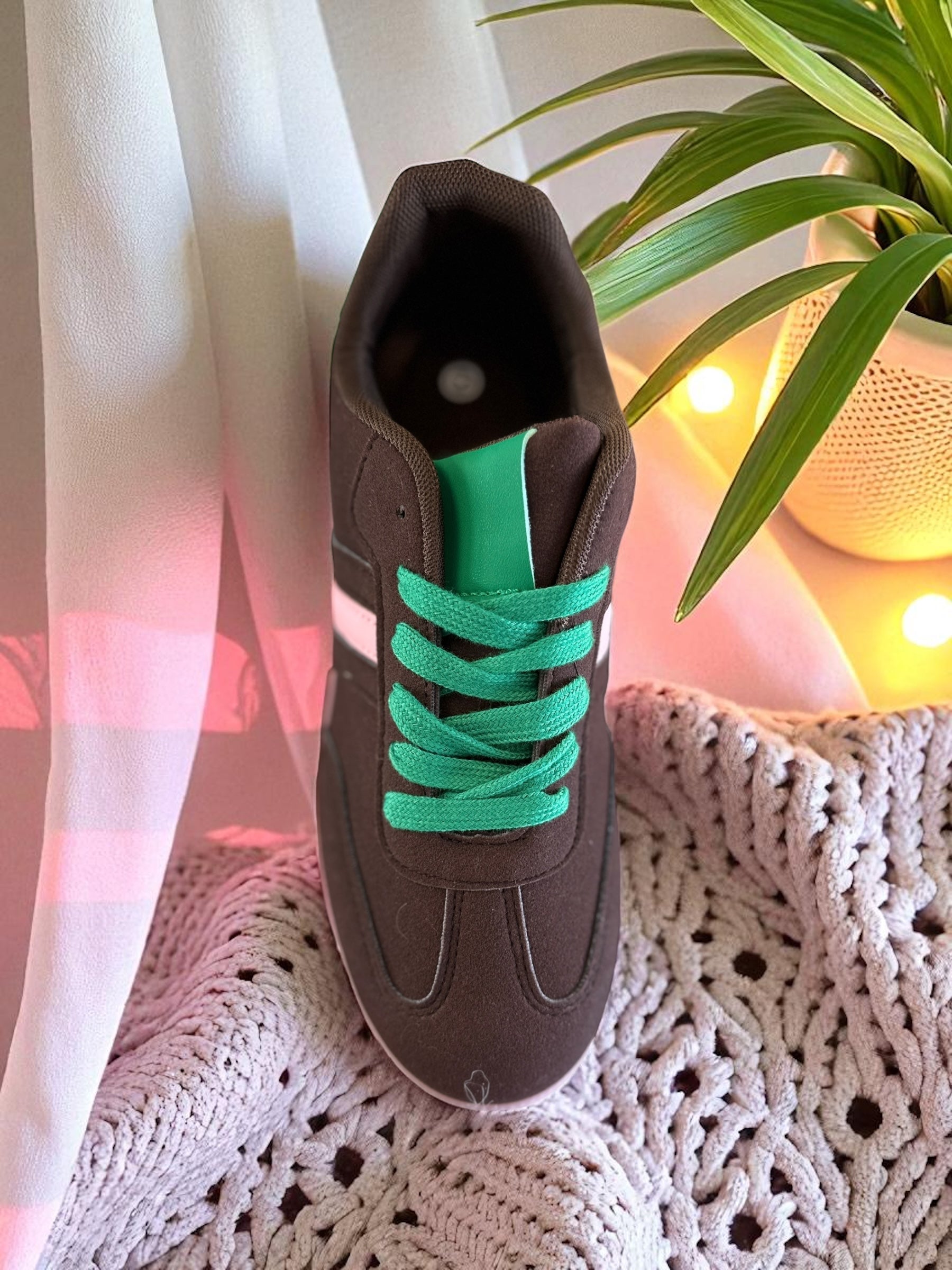 Zoom sur détail lacets verts baskets femme – Abana Pays Basque 