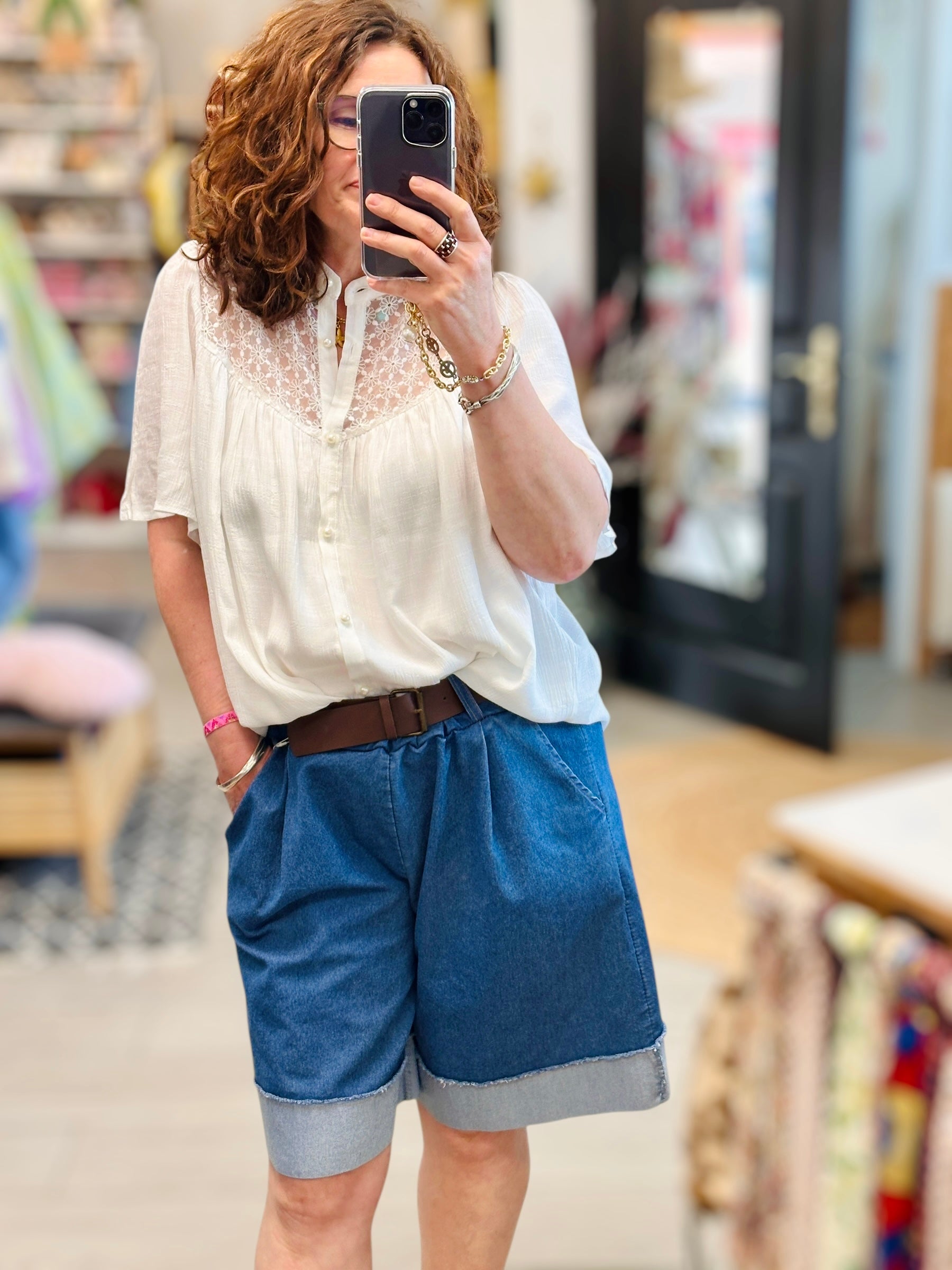 Bermuda en jean clair à revers avec ceinture, disponible chez Abana Boutique à Ustaritz