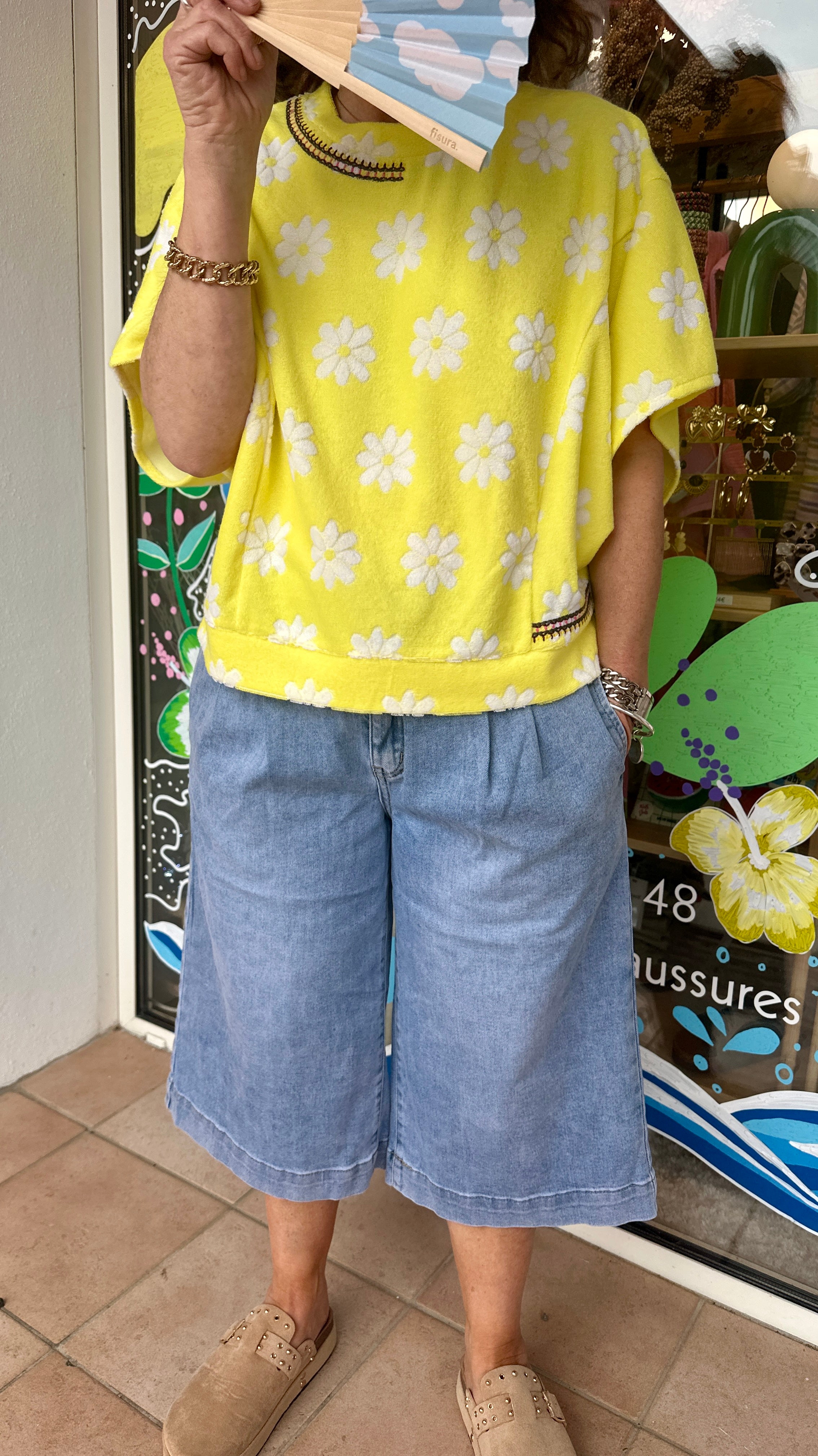 zoom sur le look avec le bermuda louison bleu large overisize et tendance christy joyna banditas from marseille lyon montpellier