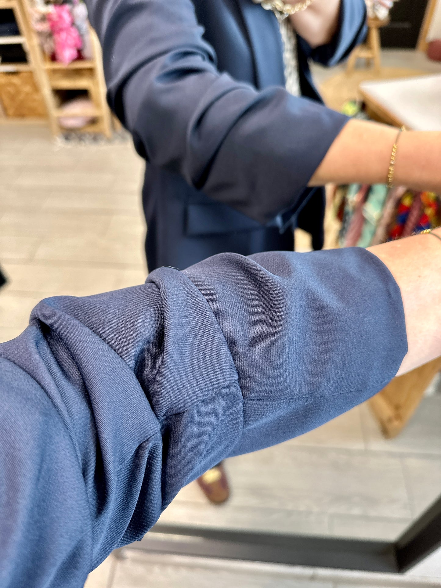 Blazer noir femme à effet froissé, manches retroussées pour un look moderne - Abana 64240