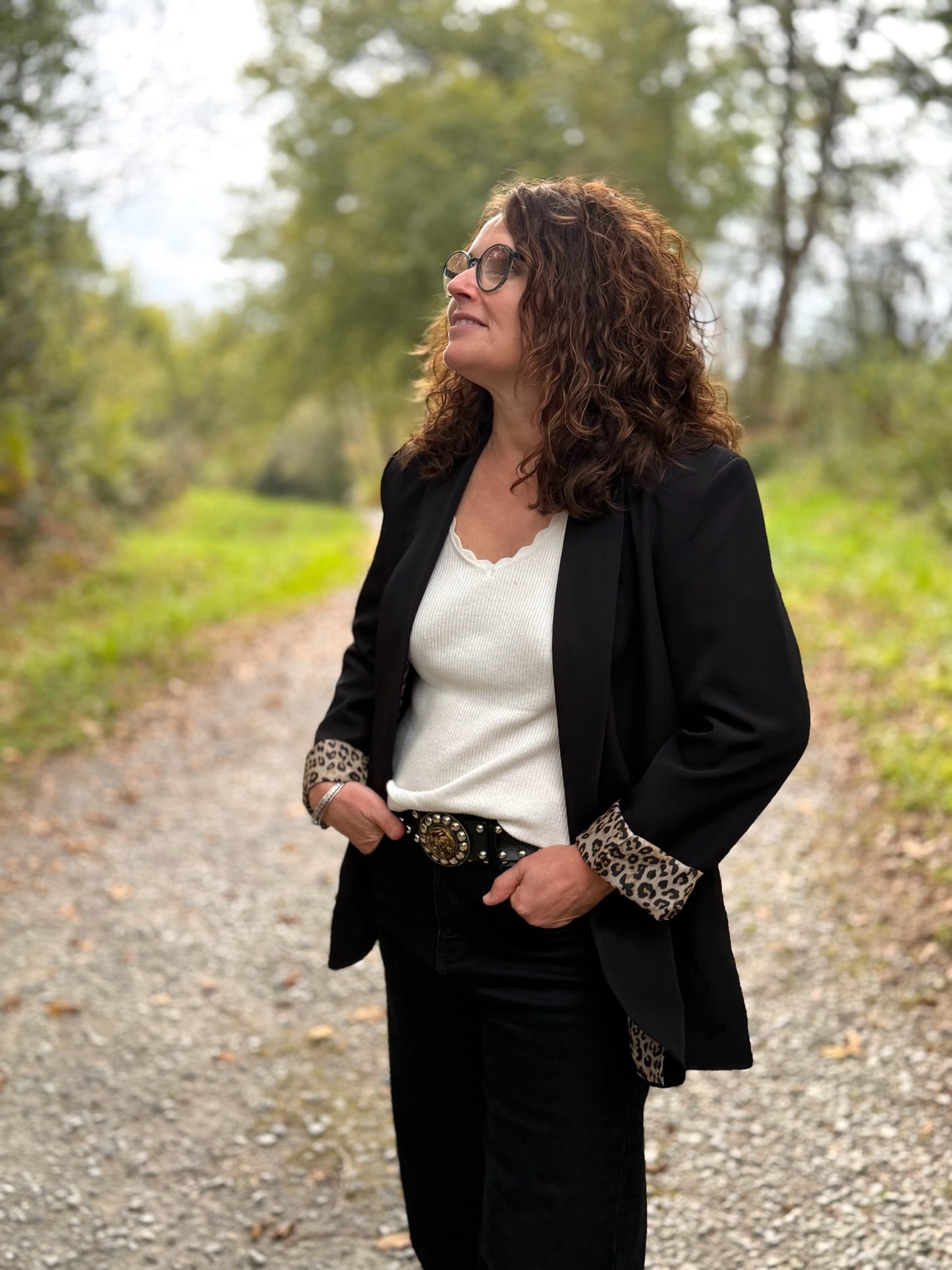 Zoom sur les poignets léopard du blazer femme coupe droite - Abana Boutique 64990