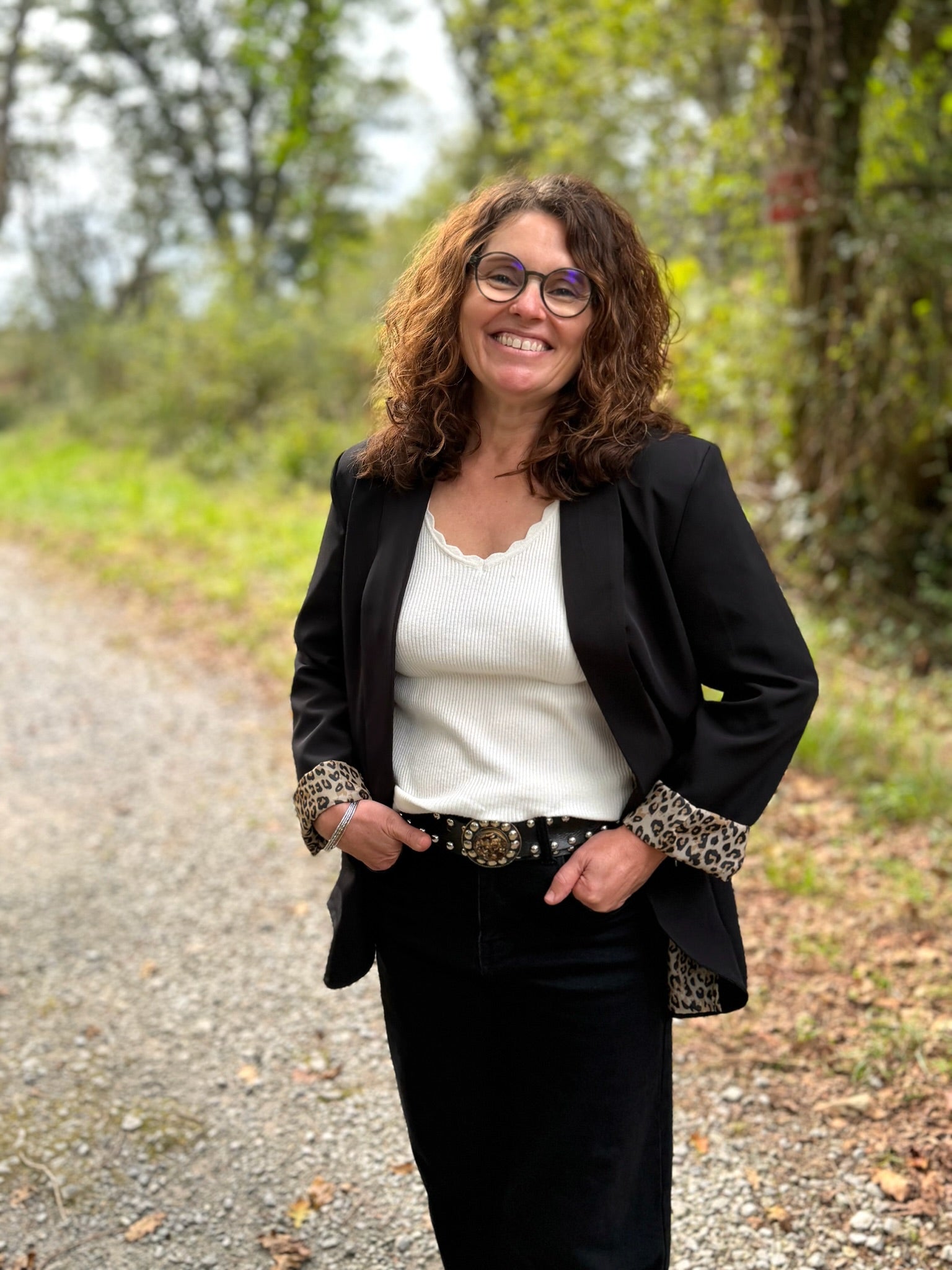 Look chic avec blazer noir marine à revers imprimé - Abana Boutique 64600