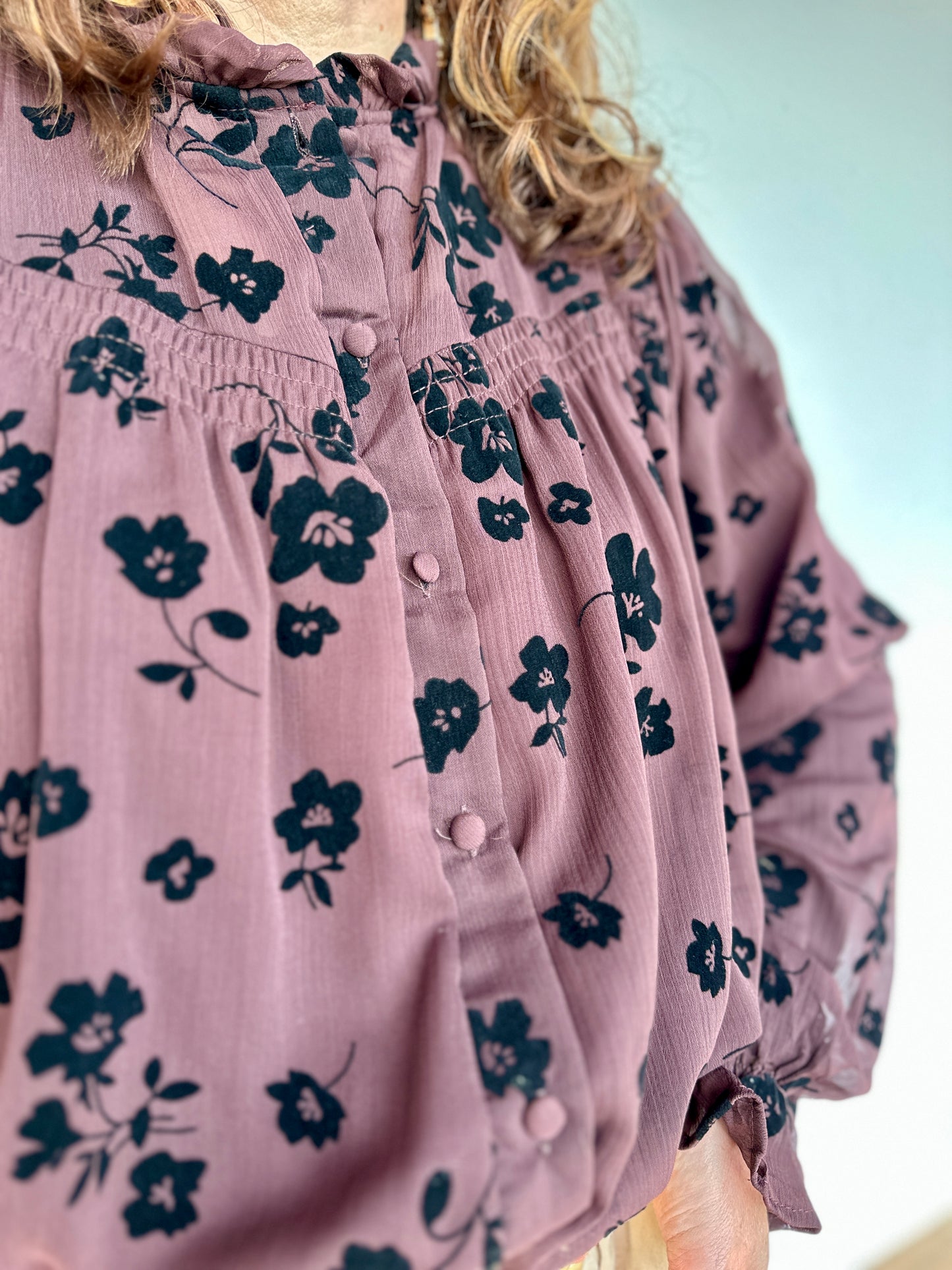 Détail blouse marron oversize à manches longues et col froncé - Abana 64600