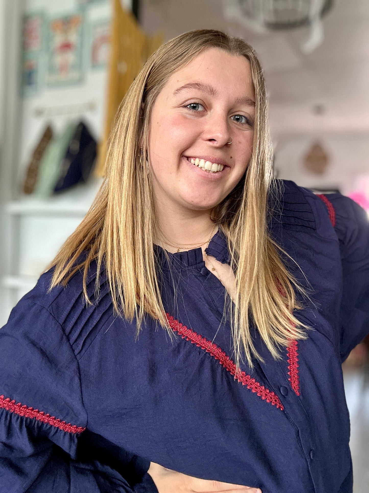 haut oversize bleu foncé avec détails rouges en V - abana 64310