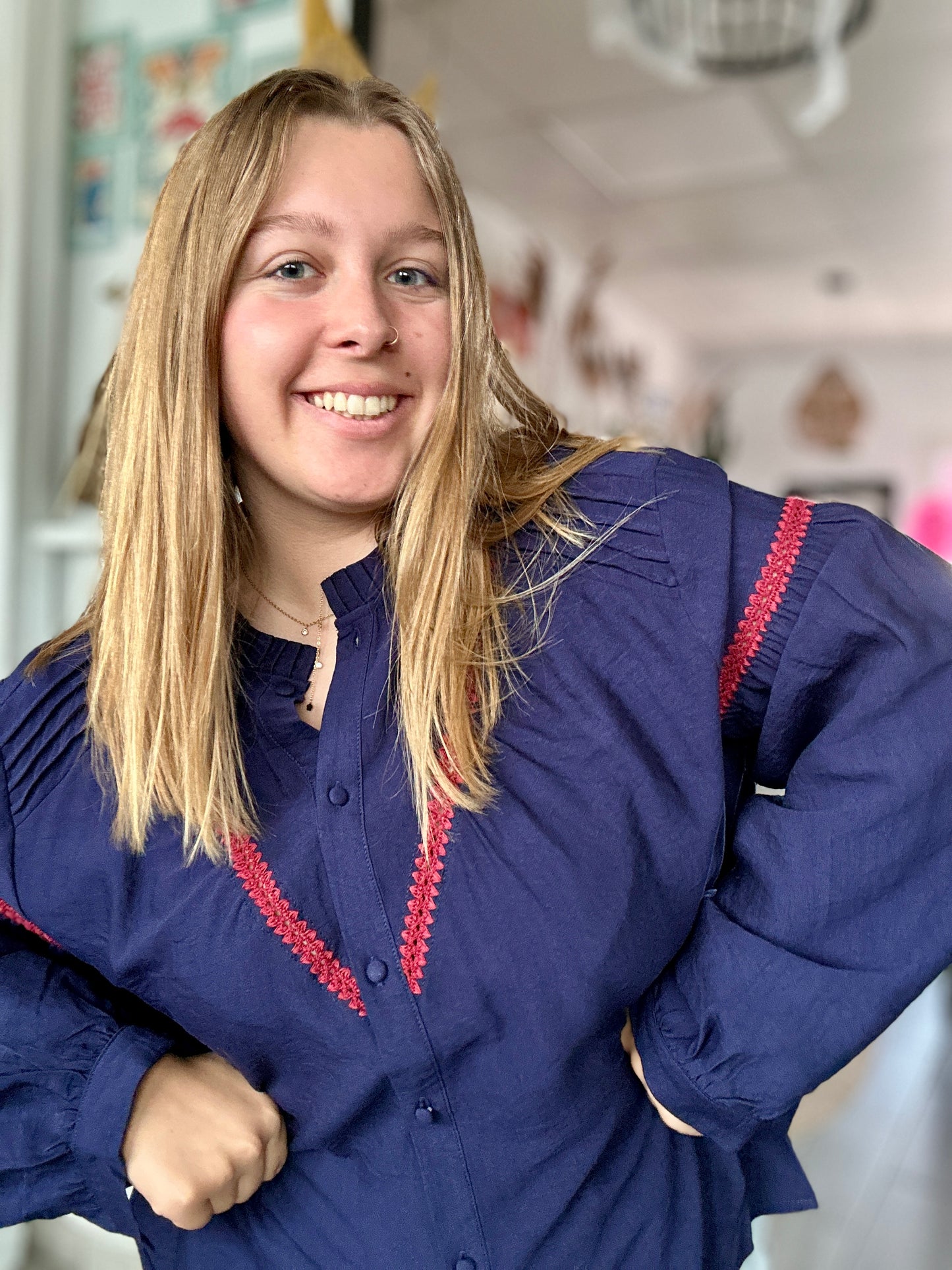 blouse tendance en coton bleu marine et touche rouge - abana 64250