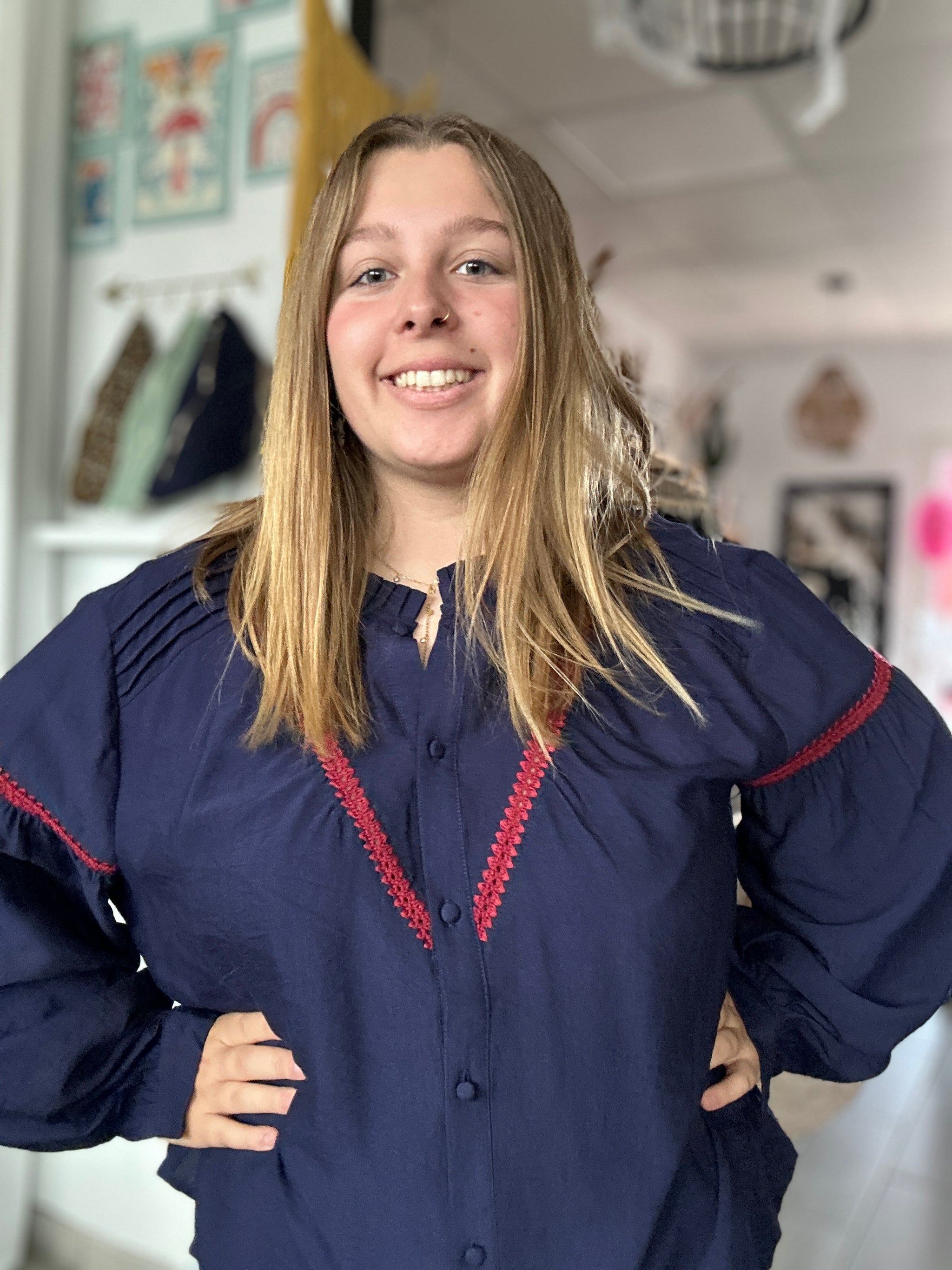 chemisier bleu marine à manches bouffantes et broderies rouges - abana 64990