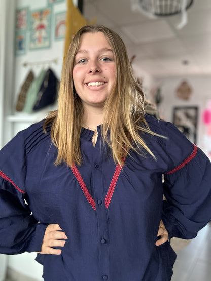 chemisier bleu marine à manches bouffantes et broderies rouges - abana 64990