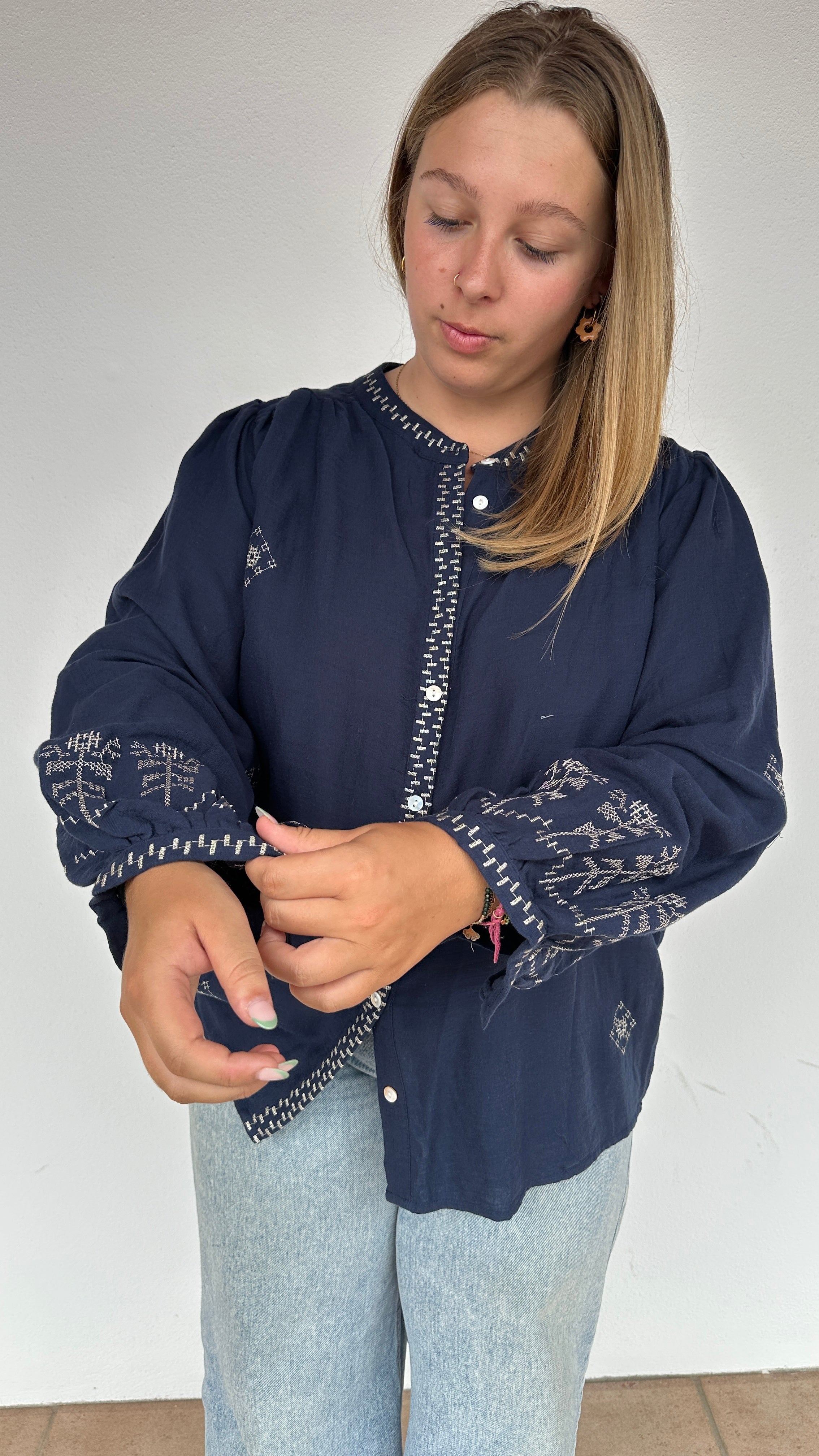Zoom sur détails brodés de la blouse Anaïs bleu marine chic – Abana 64480