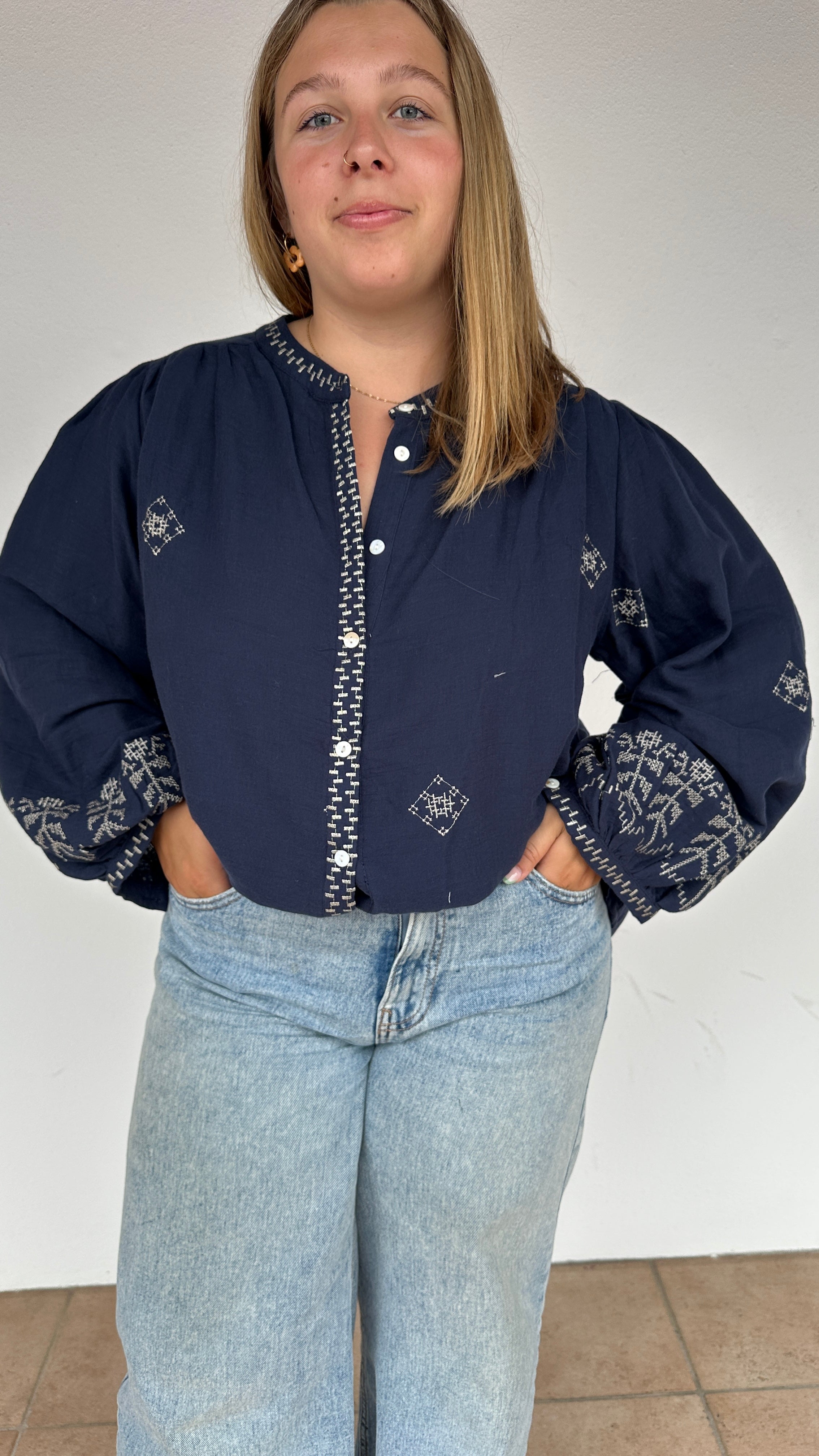 Blouse Anaïs bleu marine avec broderies blanches et manches longues – Abana 64250