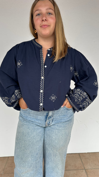 Blouse Anaïs bleu marine avec broderies blanches et manches longues – Abana 64250