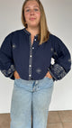 Blouse Anaïs bleu marine avec broderies blanches et manches longues – Abana 64250