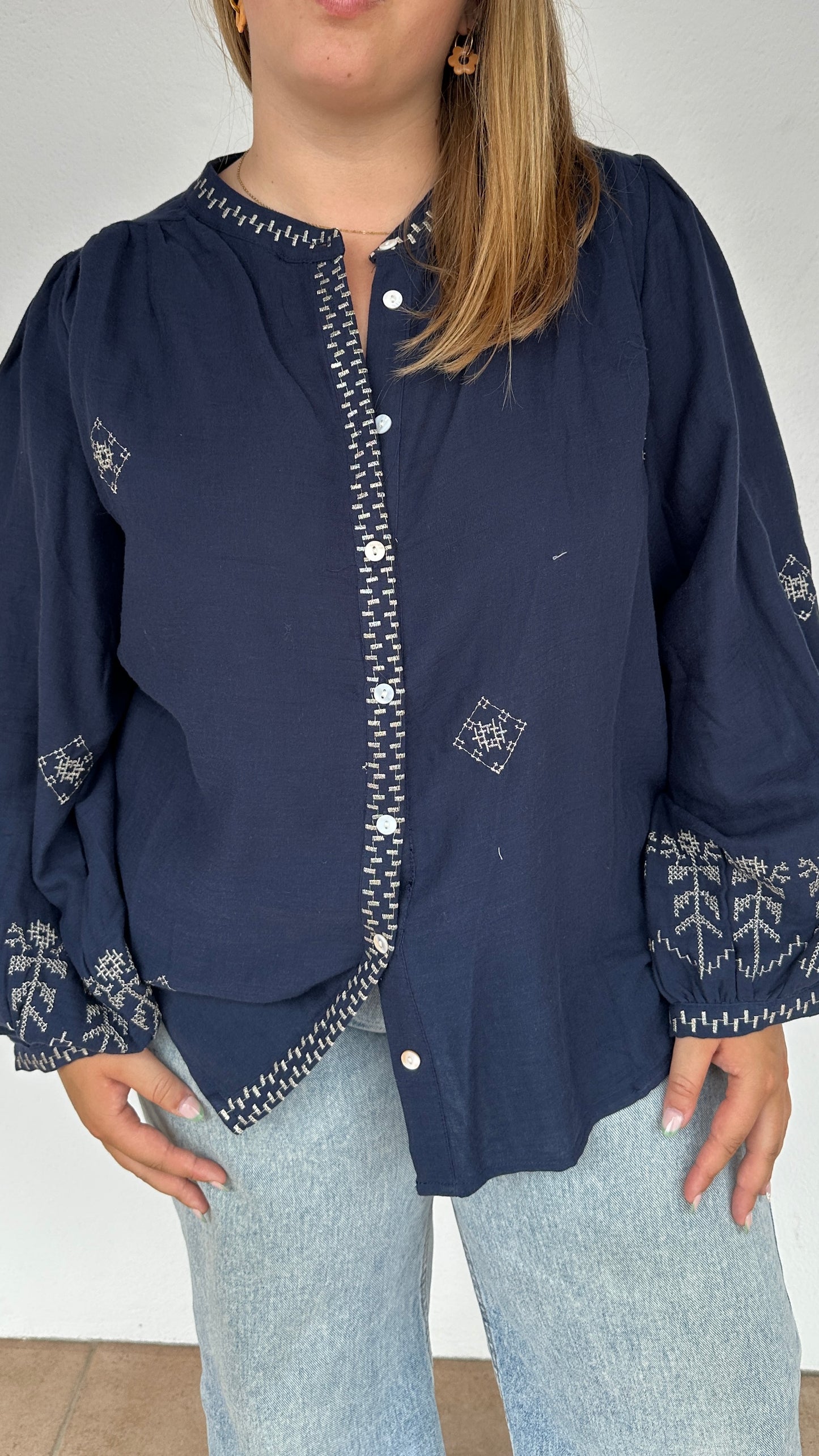 Chemise bohème Anaïs en coton bleu marine à motifs brodés – Abana 64310