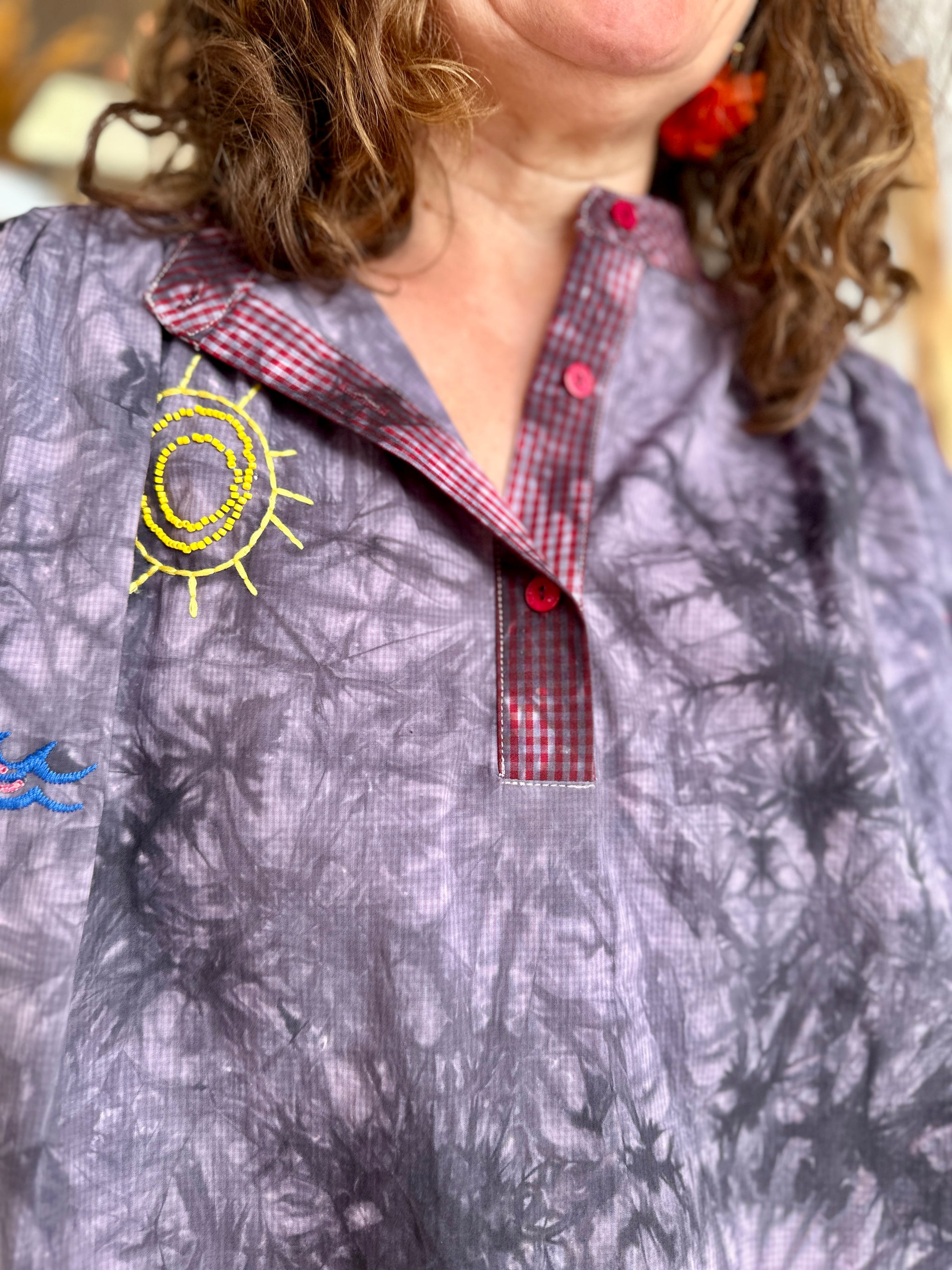 detail du col a carreau a bouton col v avec broderie et detail arty violet originale adoré paris april vintage montpellier perpignan