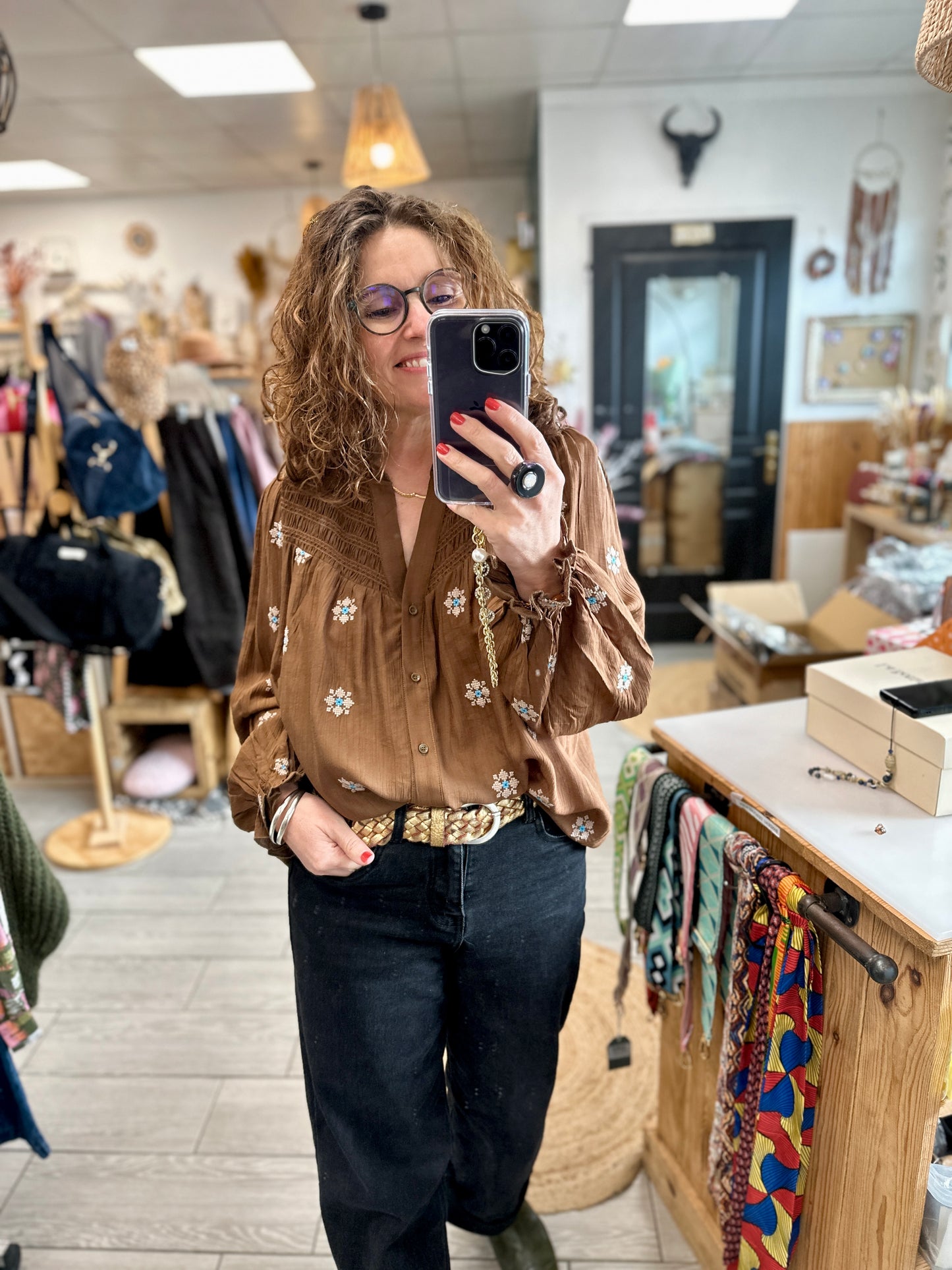 Blouse chocolat grande taille avec broderies florales bleues et blanches - Abana 64480