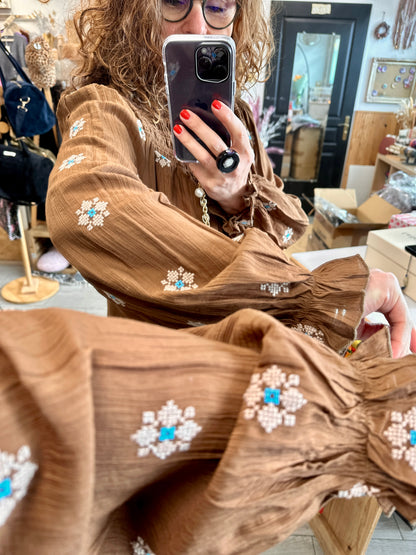 Zoom sur les broderies délicates et la coupe confortable de la blouse - Abana 64990