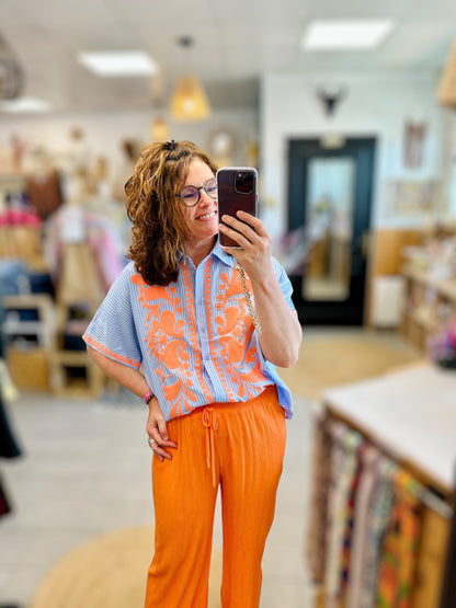 Blouse en coton bleu ciel rayée à broderies orange – Boutique Abana Ustaritz, look estival femme
