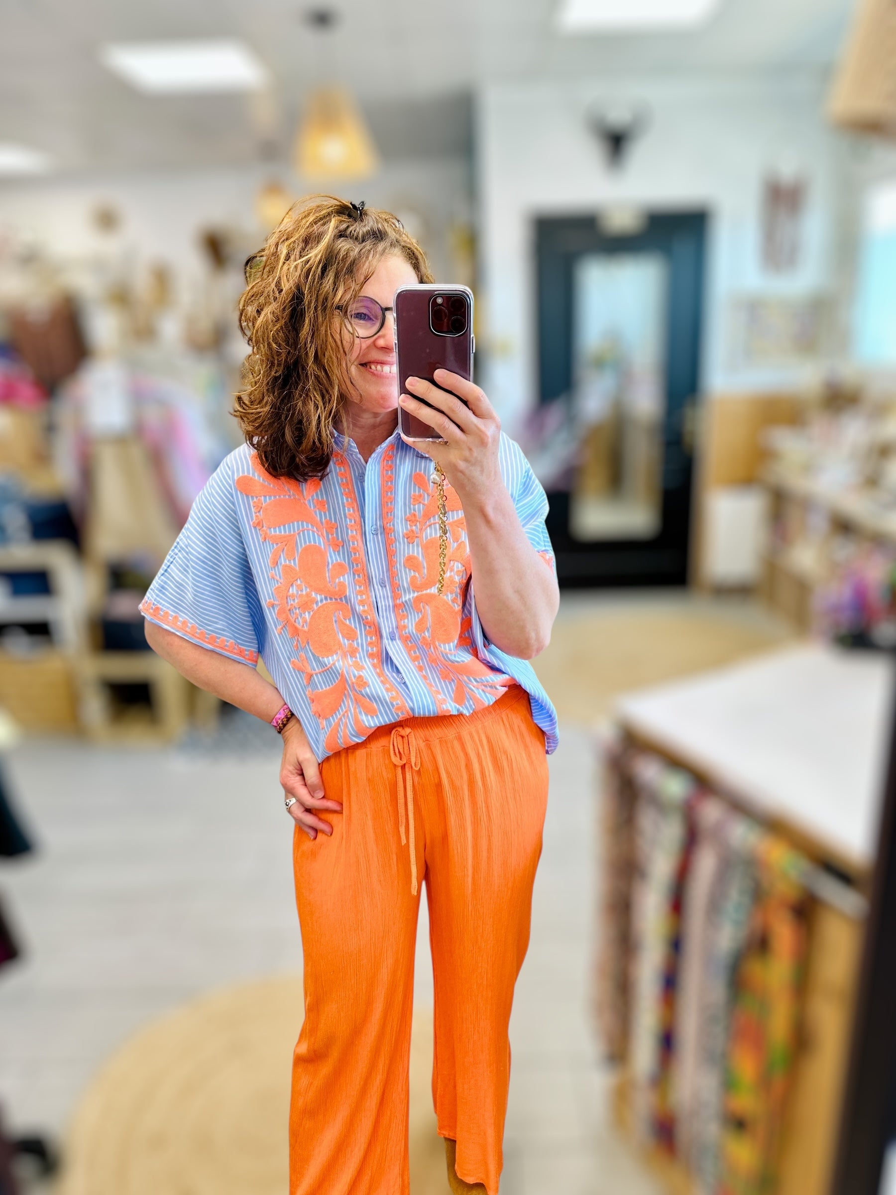 Blouse bleu et orange idéal pour votre look d'été à retrouver Boutique Abana Ustaritz
