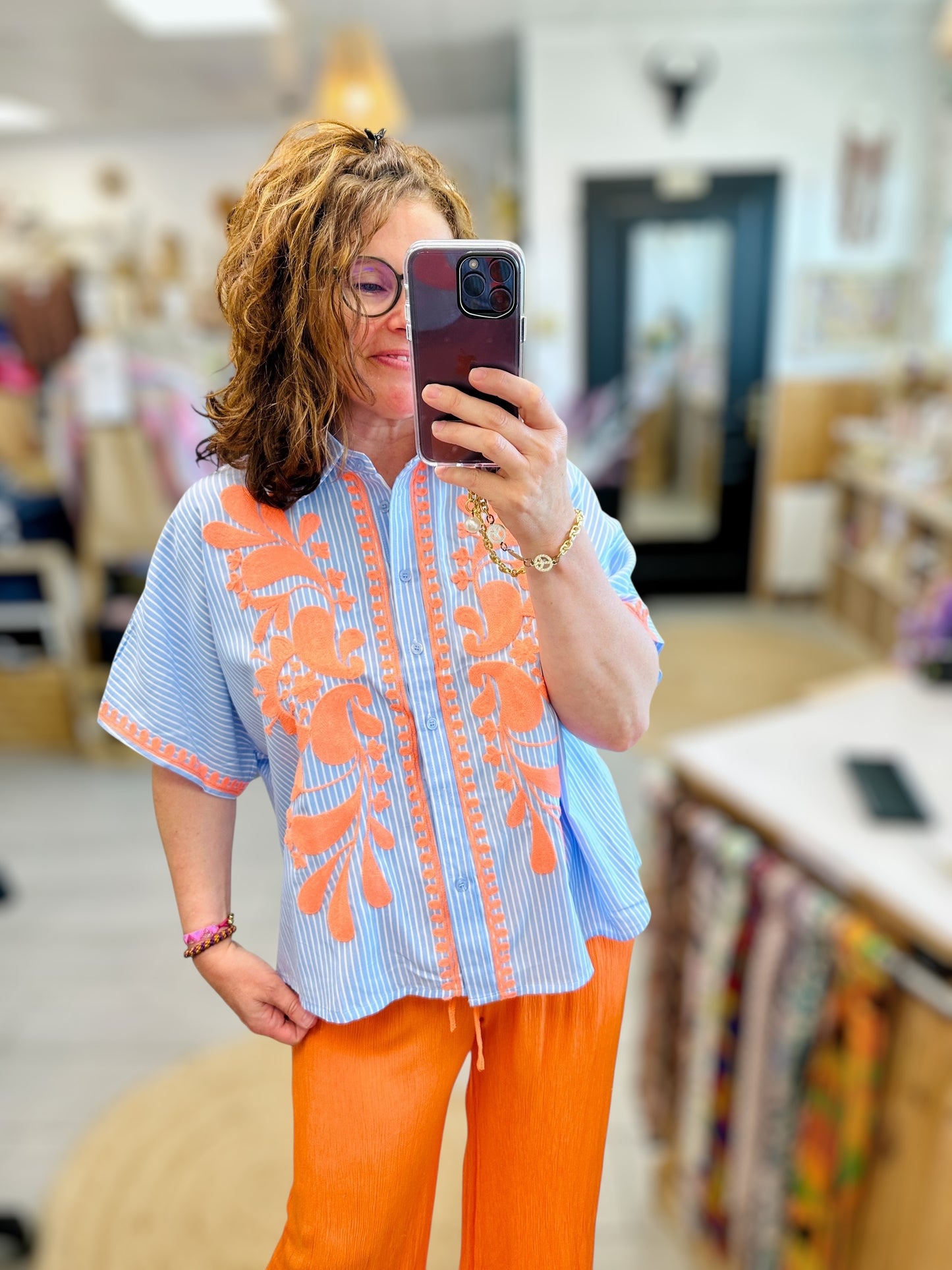Blouse bleu à broderies oranges mode femme à retrouver à Ustaritz au Pays Basque chez Abana