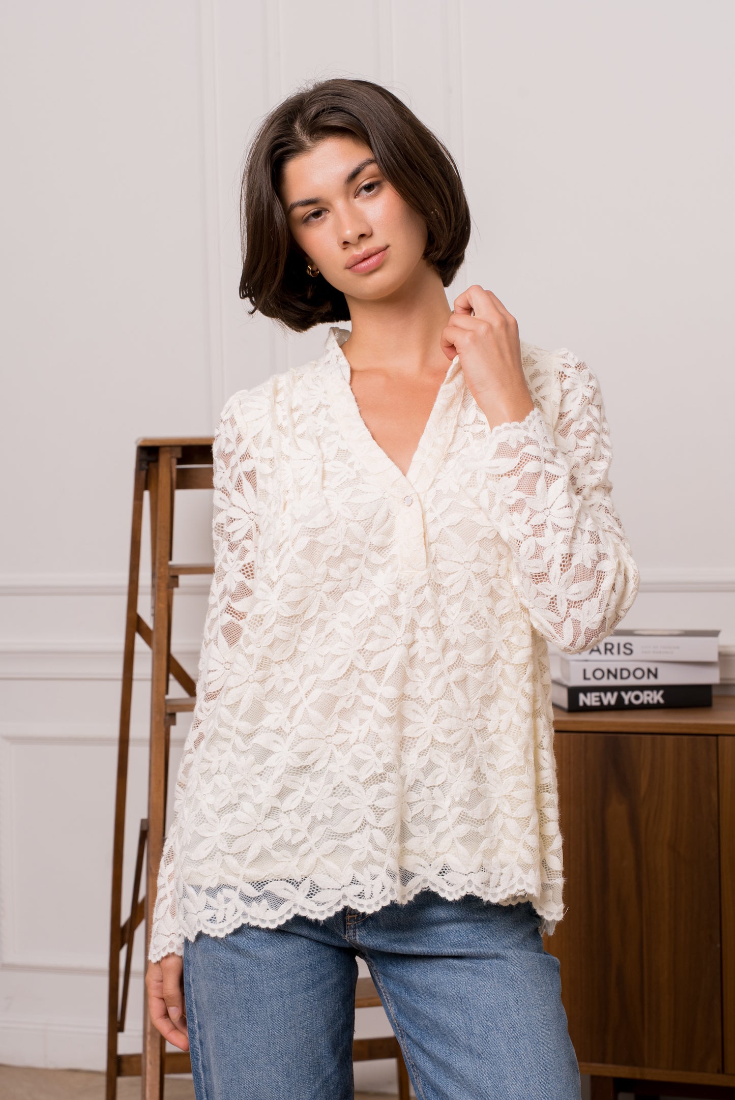 Détail des motifs en relief sur la dentelle de la blouse Chloé - Abana 64310