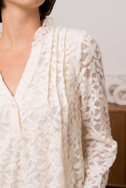 Zoom sur les finitions de la blouse Chloé et son col structuré - Abana 64990