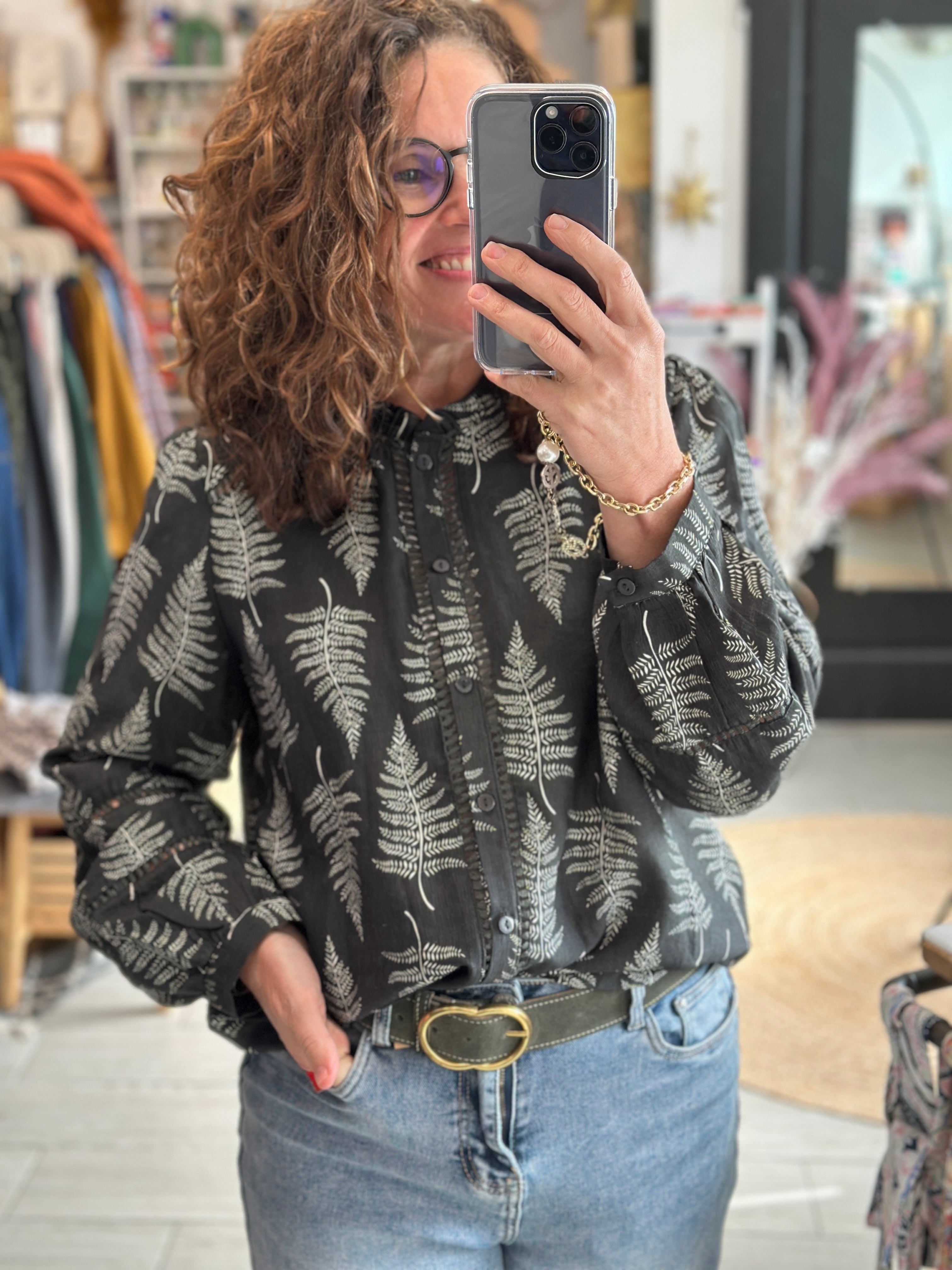 Blouse vert kaki à motifs feuillages beiges, coupe fluide et col boutonné - Abana Boutique 64480