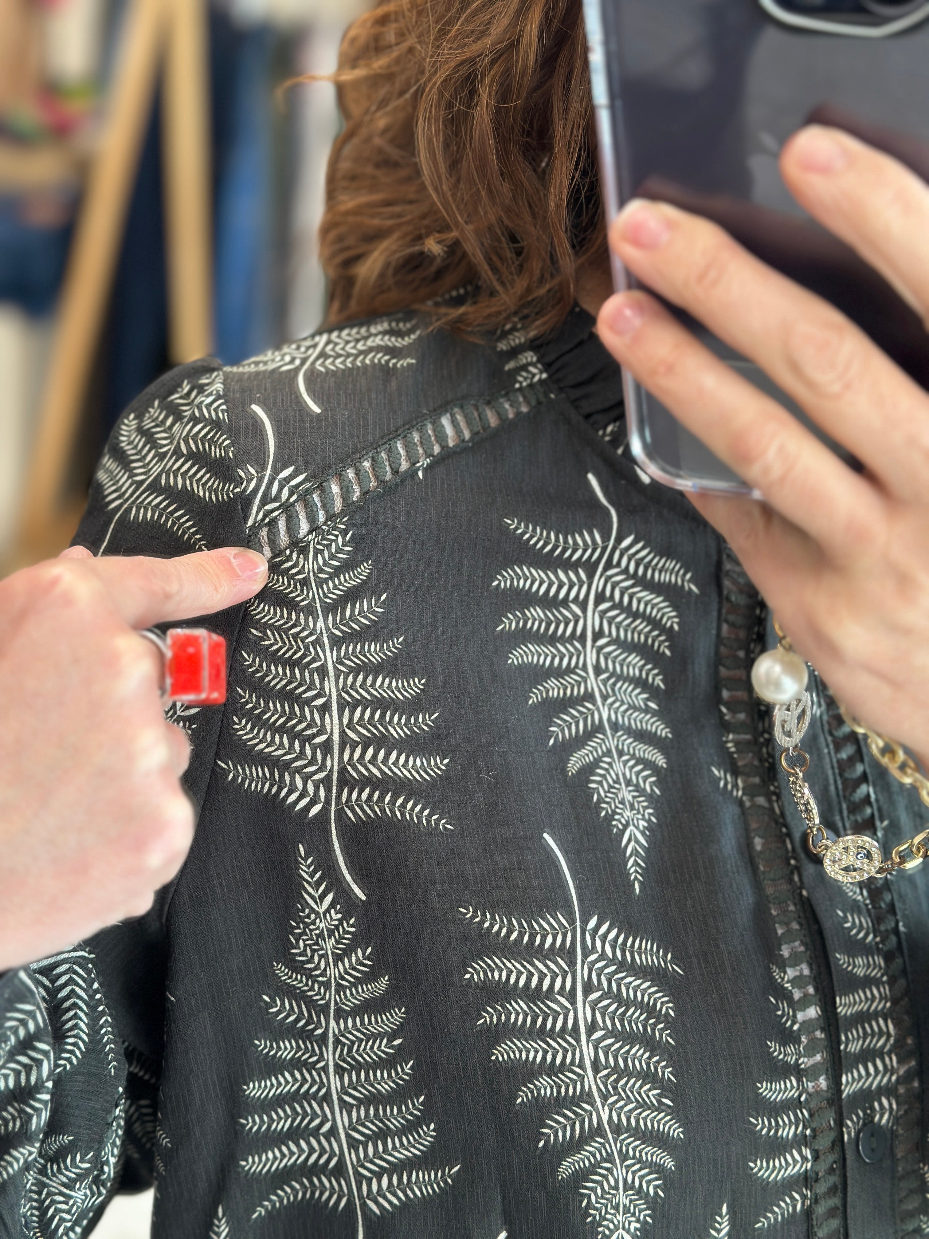 Détail de la blouse kaki avec imprimé nature et boutons ton sur ton - Abana Boutique 4310