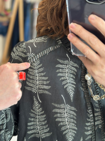 Détail de la blouse kaki avec imprimé nature et boutons ton sur ton - Abana Boutique 4310