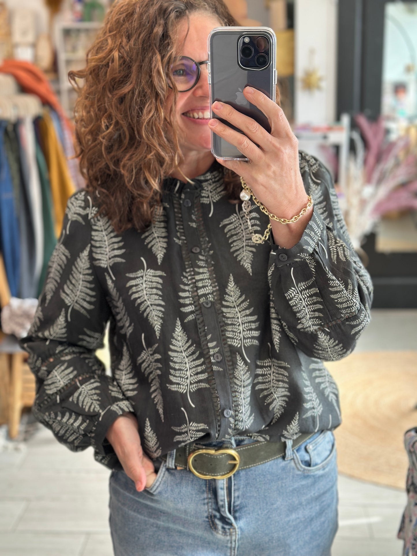 Blouse kaki imprimée feuilles style botanique, manches longues légèrement bouffantes - Abana Boutique 64250