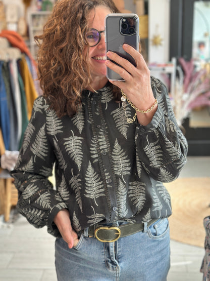 Blouse kaki imprimée feuilles style botanique, manches longues légèrement bouffantes - Abana Boutique 64250