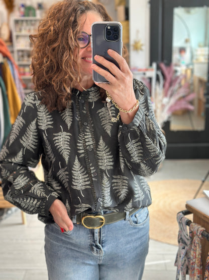 Look décontracté avec blouse verte à motif végétal, portée avec un jean taille haute - Abana Boutique 64990