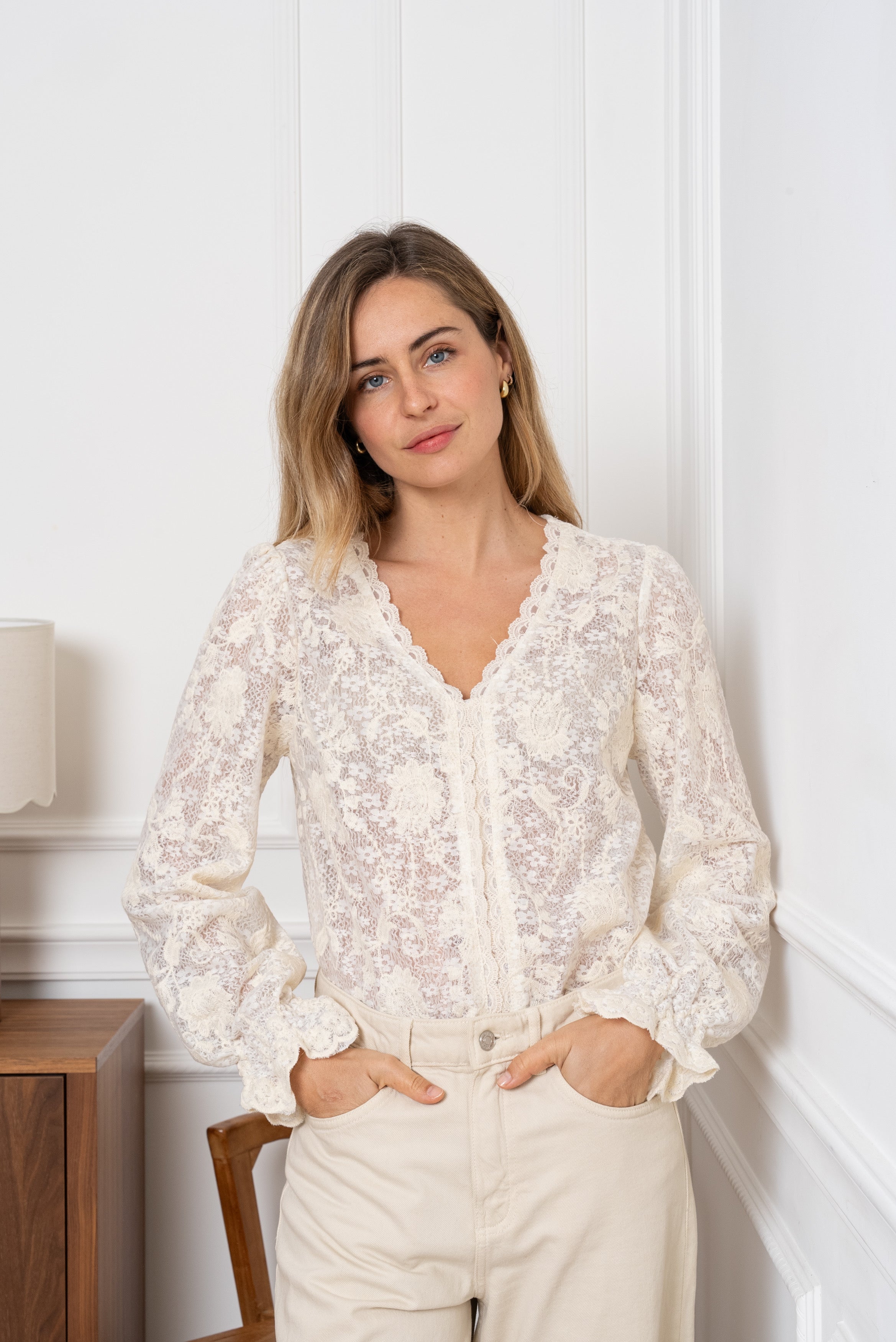Blouse en dentelle crème à col V pour femme - Abana 64480