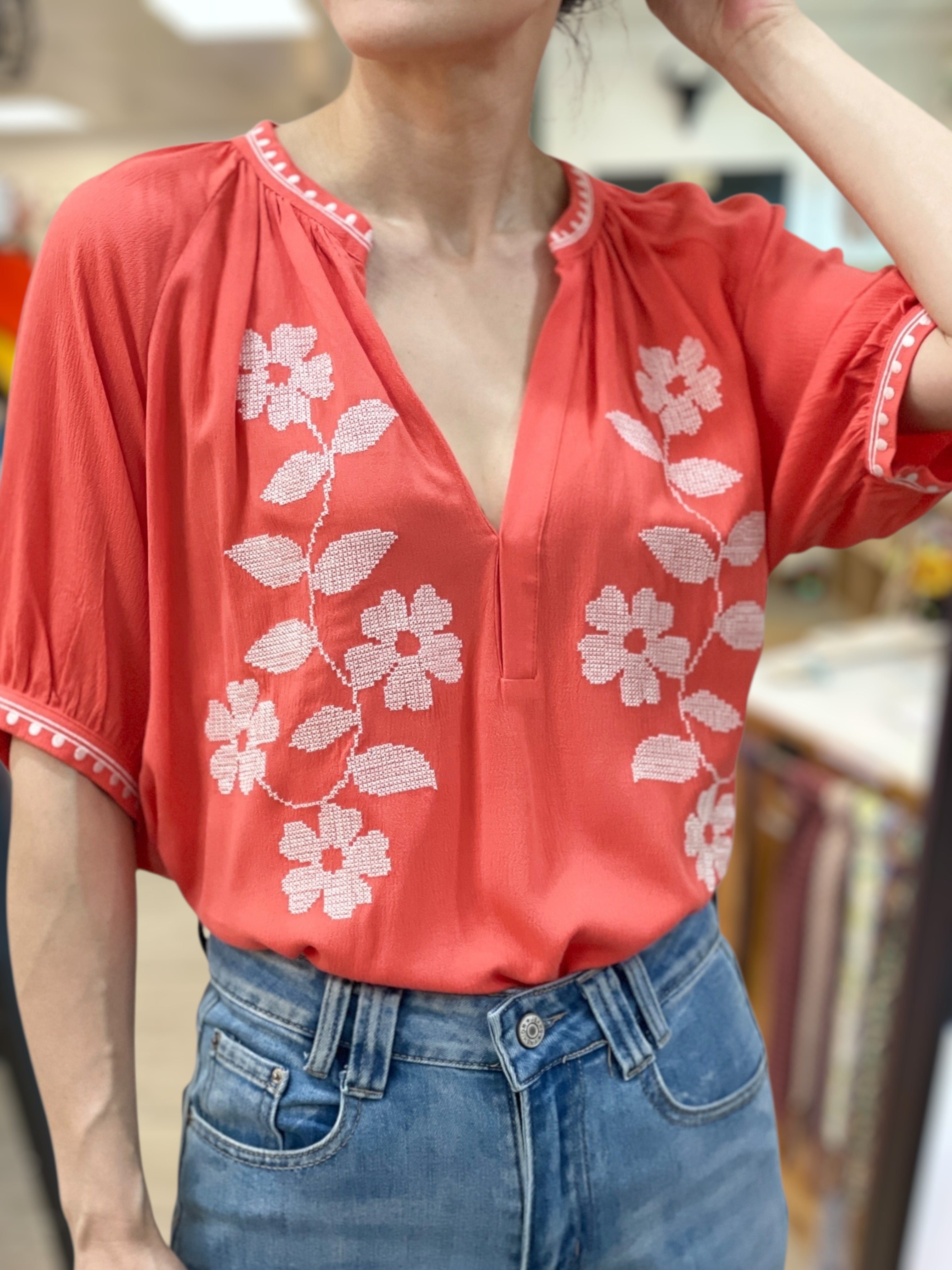 Blouse corail brodée fleurs blanches vendue chez Abana boutique à Ustaritz, Pays Basque