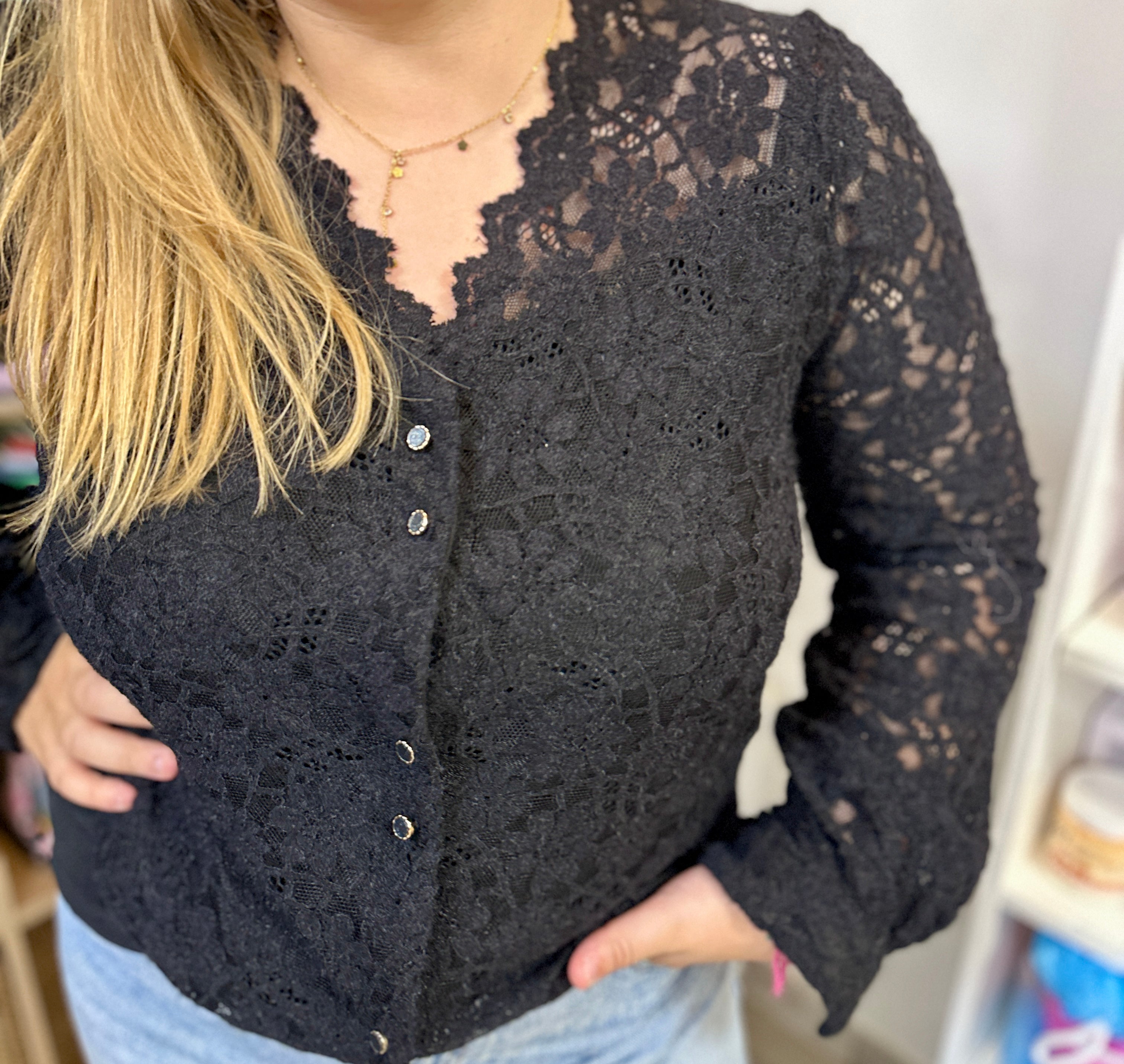 chemisier en dentelle noire manches longues boutonné - abana 64480