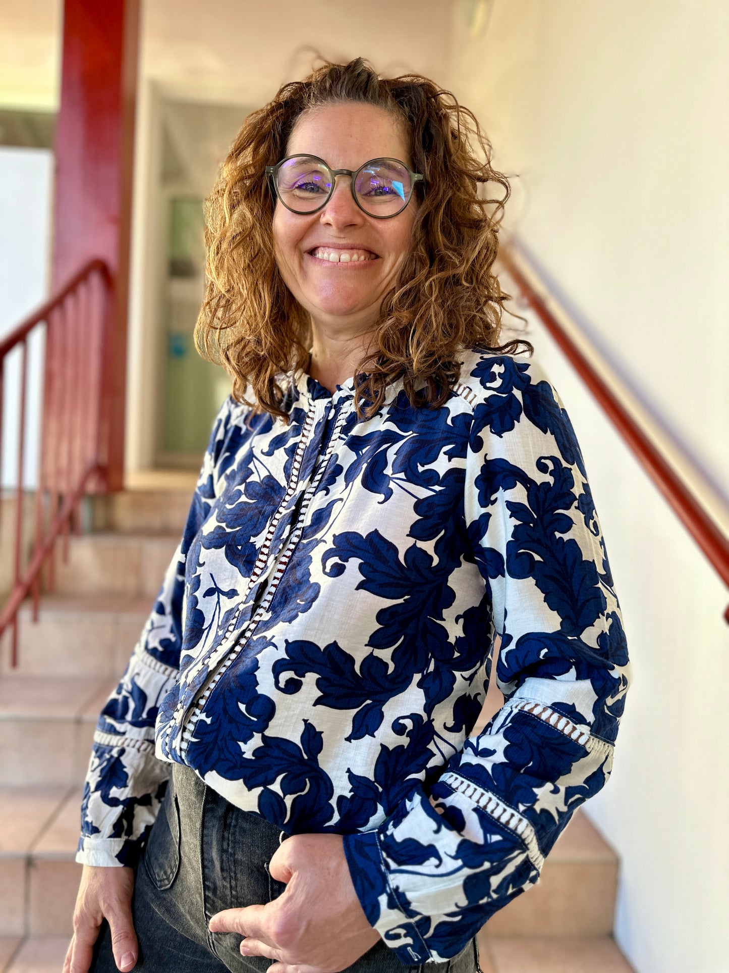 chemisier blanc avec imprimé feuillage bleu marine - abana 64480