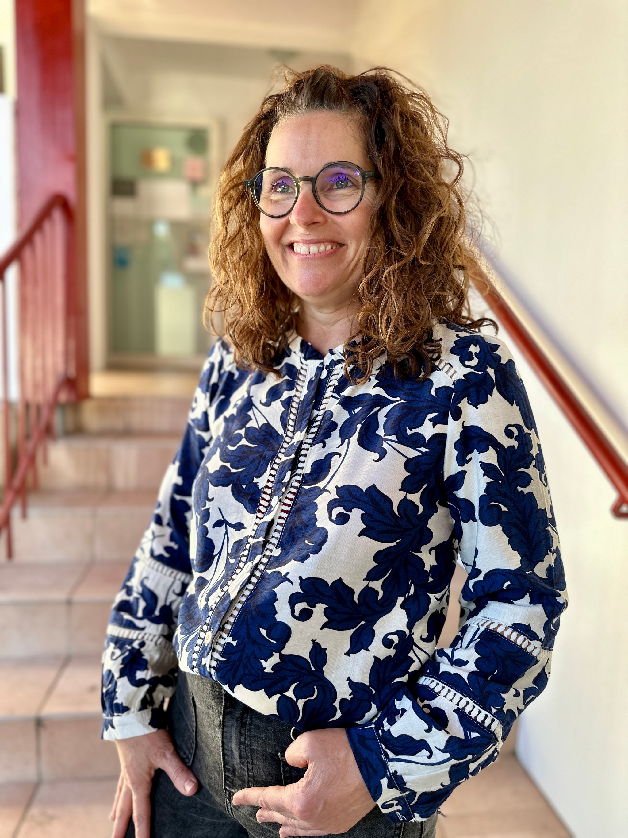 blouse élégante à motif végétal bleu et blanc - abana 64310