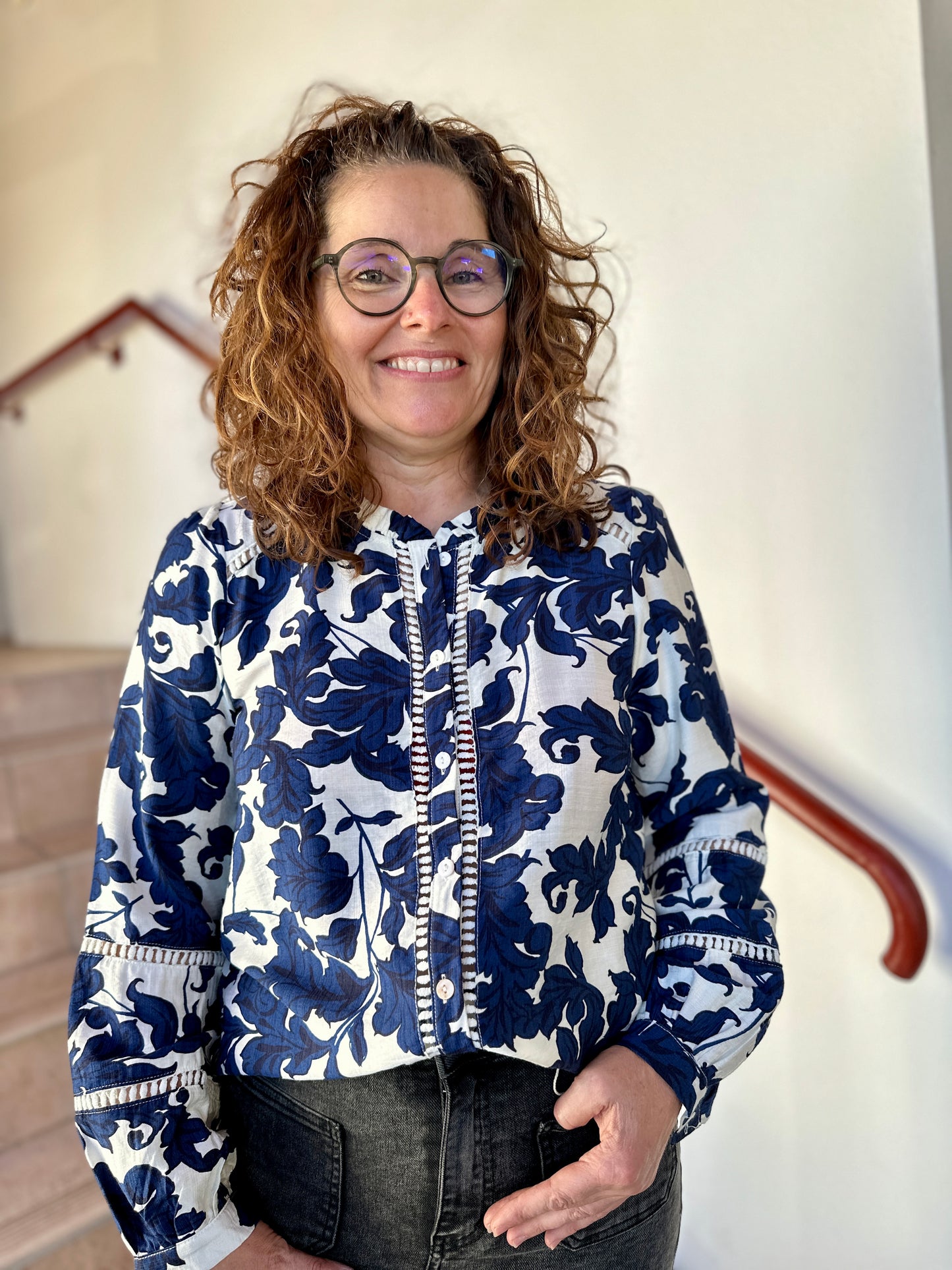 haut chic imprimé feuilles bleu cobalt sur fond clair - abana 64250