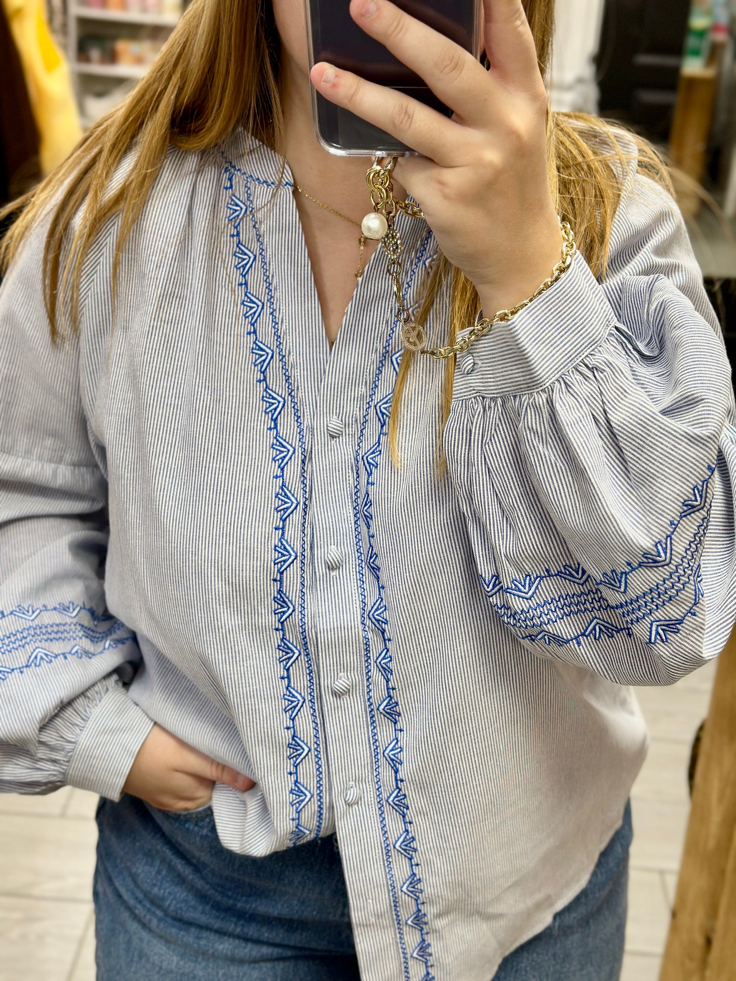 Blouse grande taille bleue rayée en coton avec broderies et col V - Abana 64480