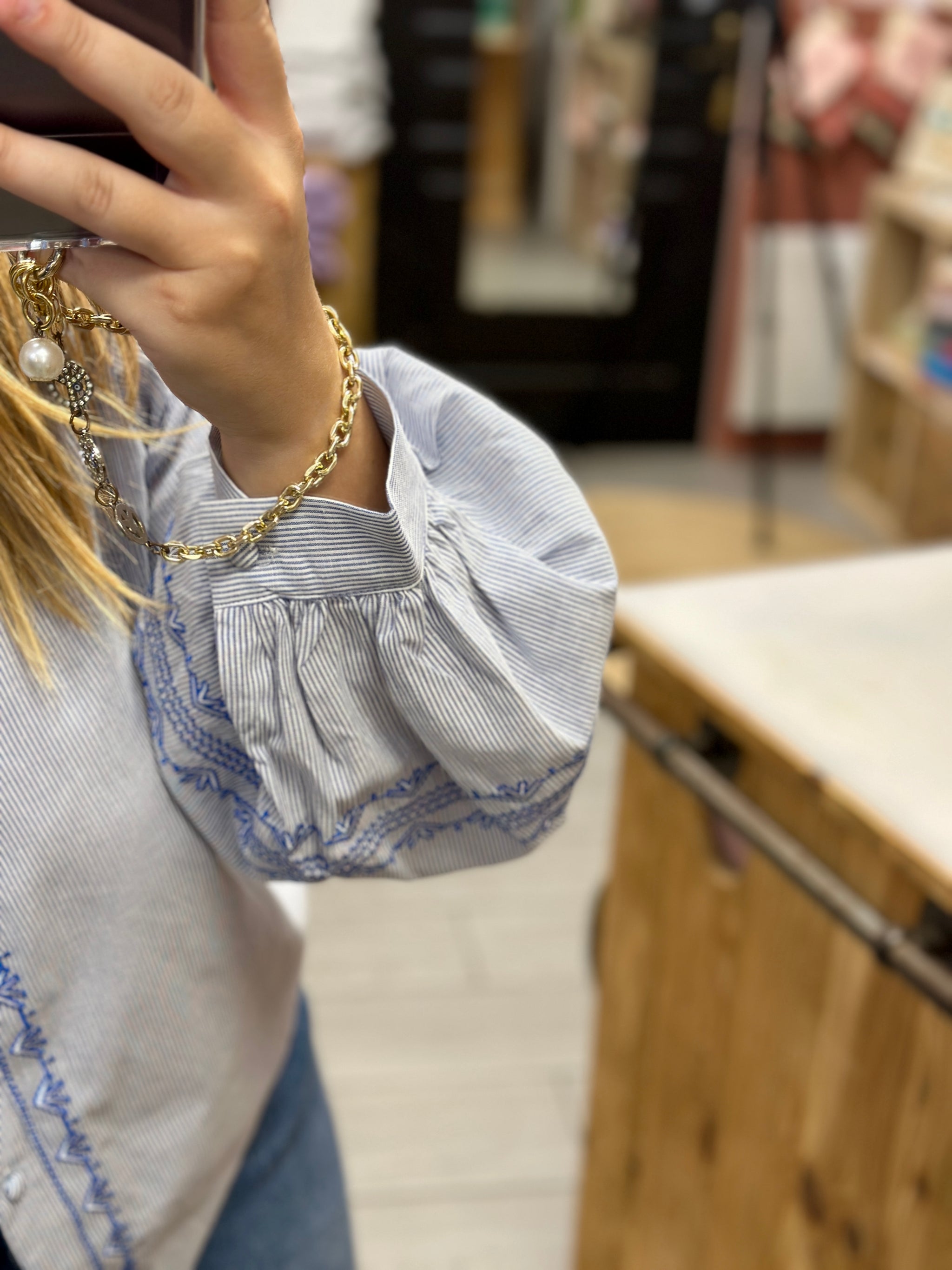 Détail Blouse oversize grande taille en coton bleu rayé vue de face - Abana 64990