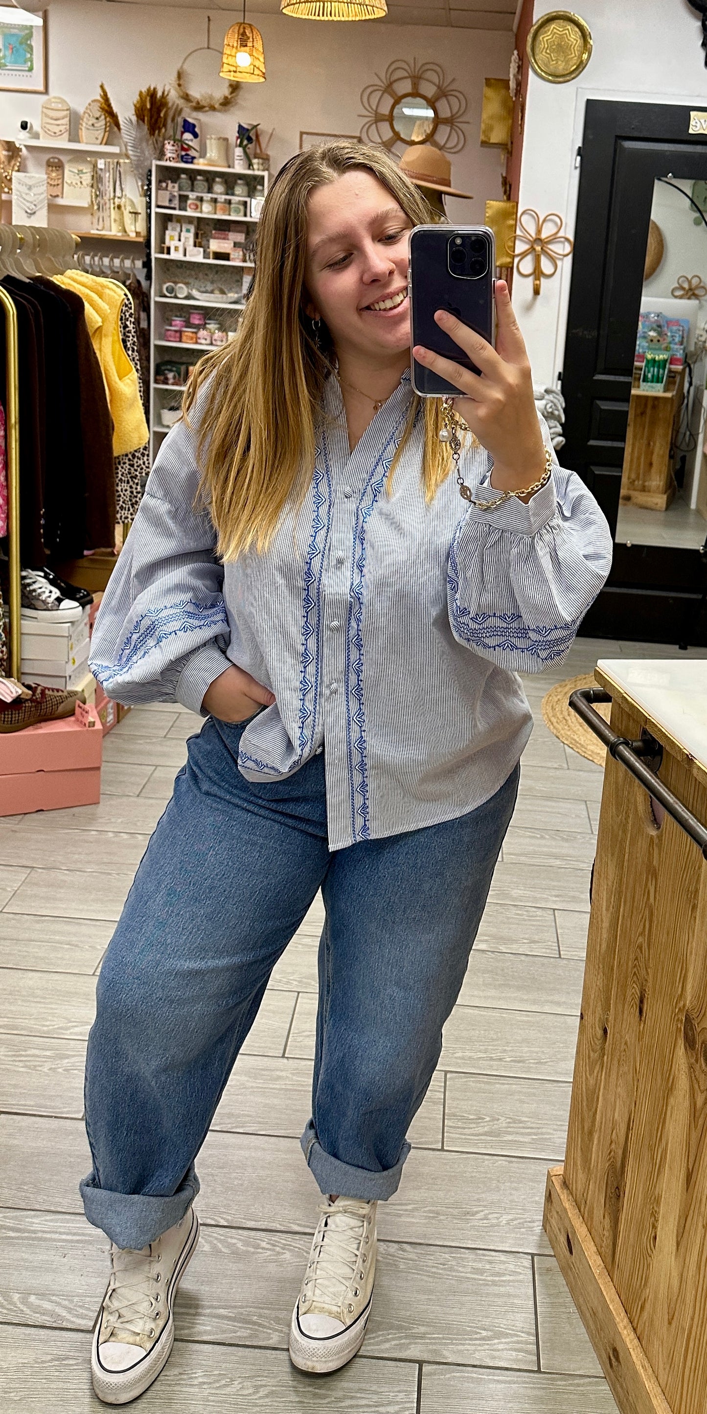 Tenue avec la blouse bohème grande taille bleu et blanc manches ballon brodées - Abana 64100