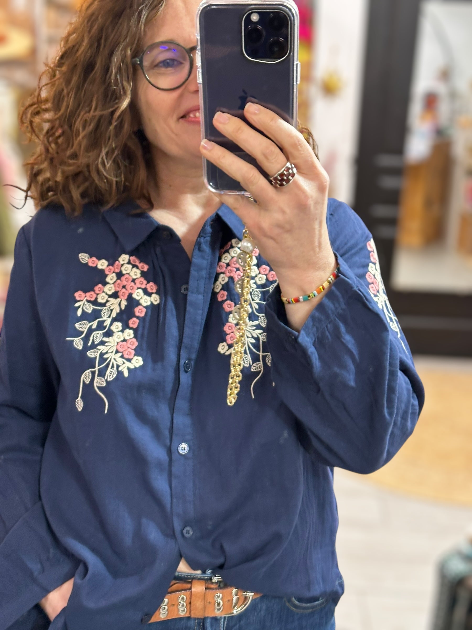 Blouse bleu marine fluide avec broderies florales en relief sur le devant