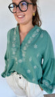 Blouse vert d’eau avec broderies blanches sur le devant – Abana Boutique Ustaritz 