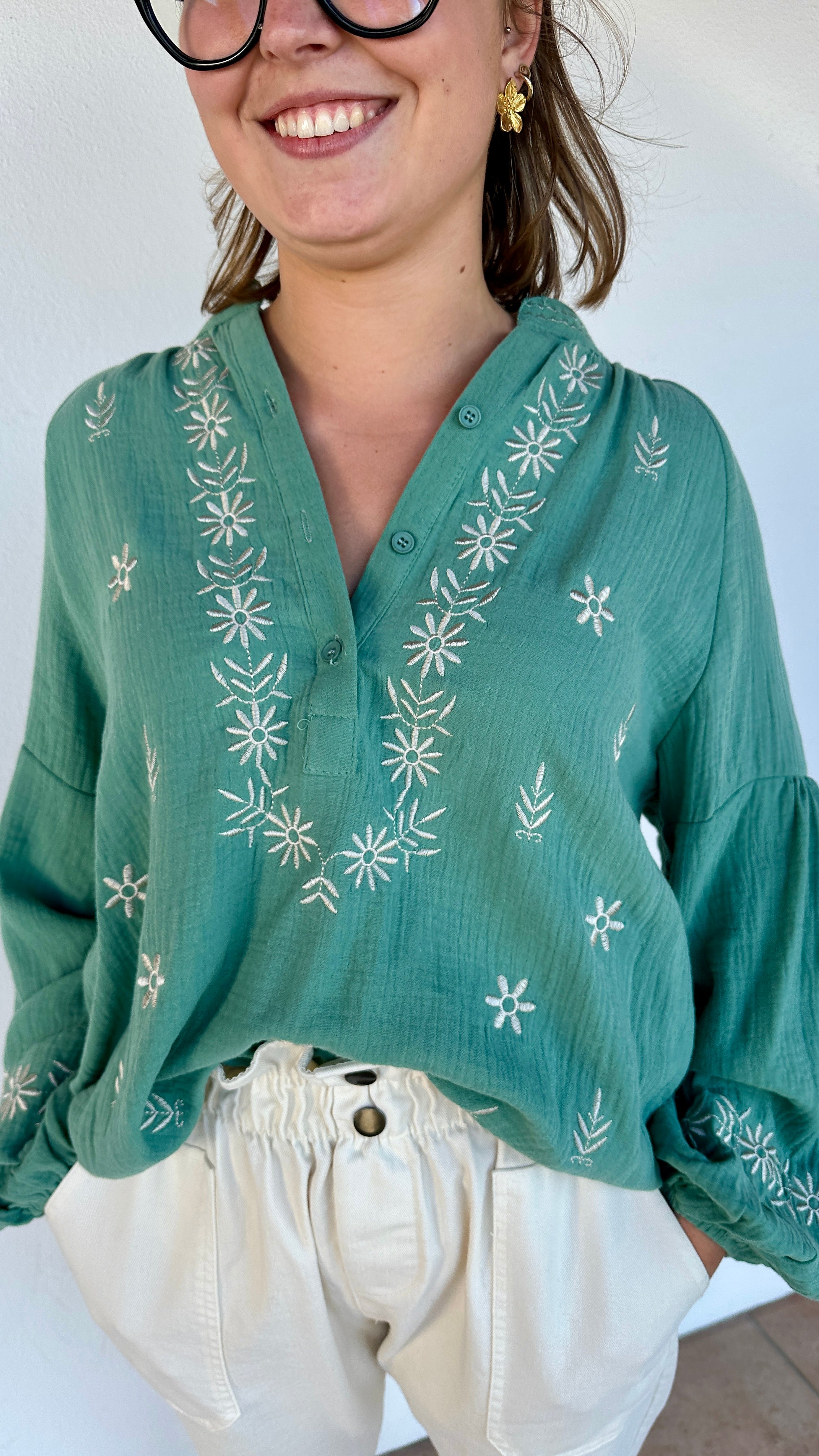 Look casual avec blouse verte et pantalon écru pour un style chic – Abana Boutique Pays Basque