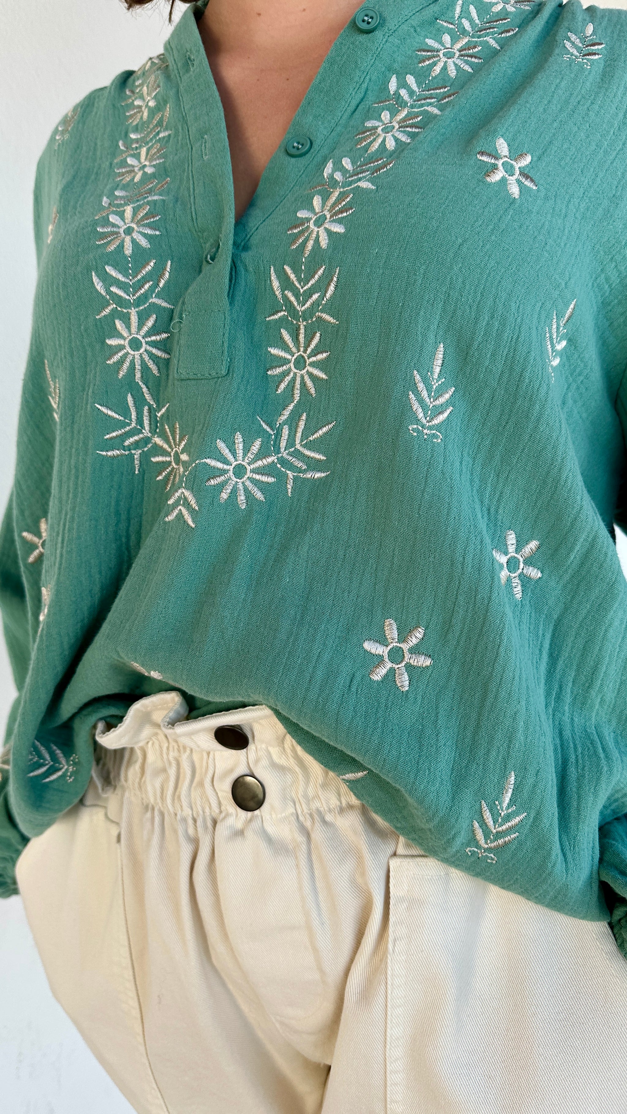 Détail des manches bouffantes brodées de la blouse vert d’eau – Abana Boutique 64480