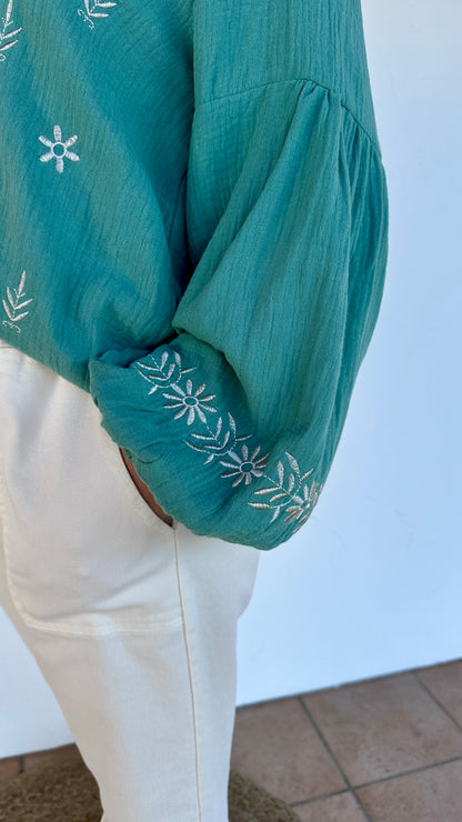 Zoom sur les broderies florales blanches de la blouse en viscose – Abana Boutique Ustaritz